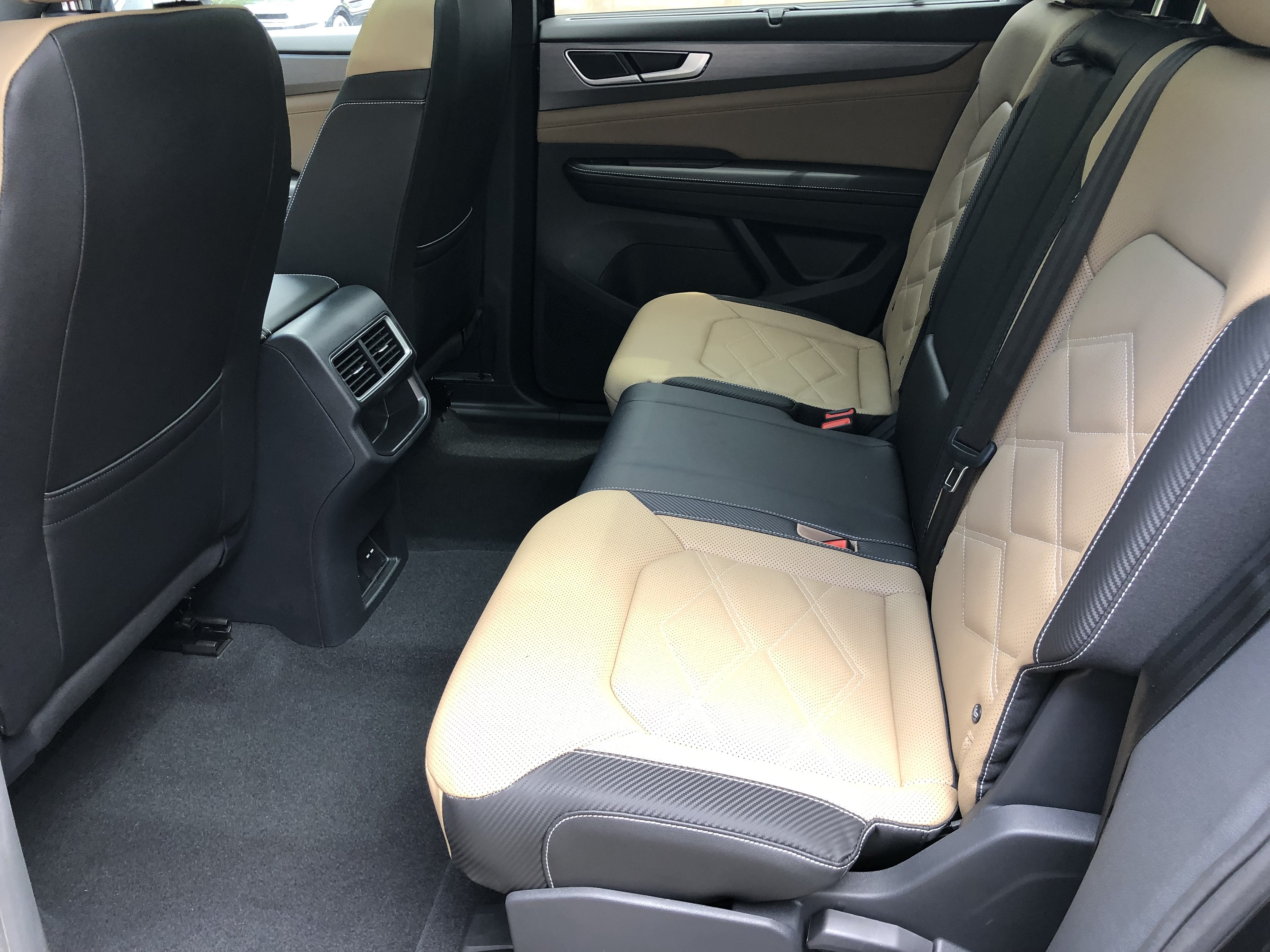 2026 Volkswagen Atlas Cross Sport 2.0T SE w/Technology w/panoramic sunroof and black wheel package