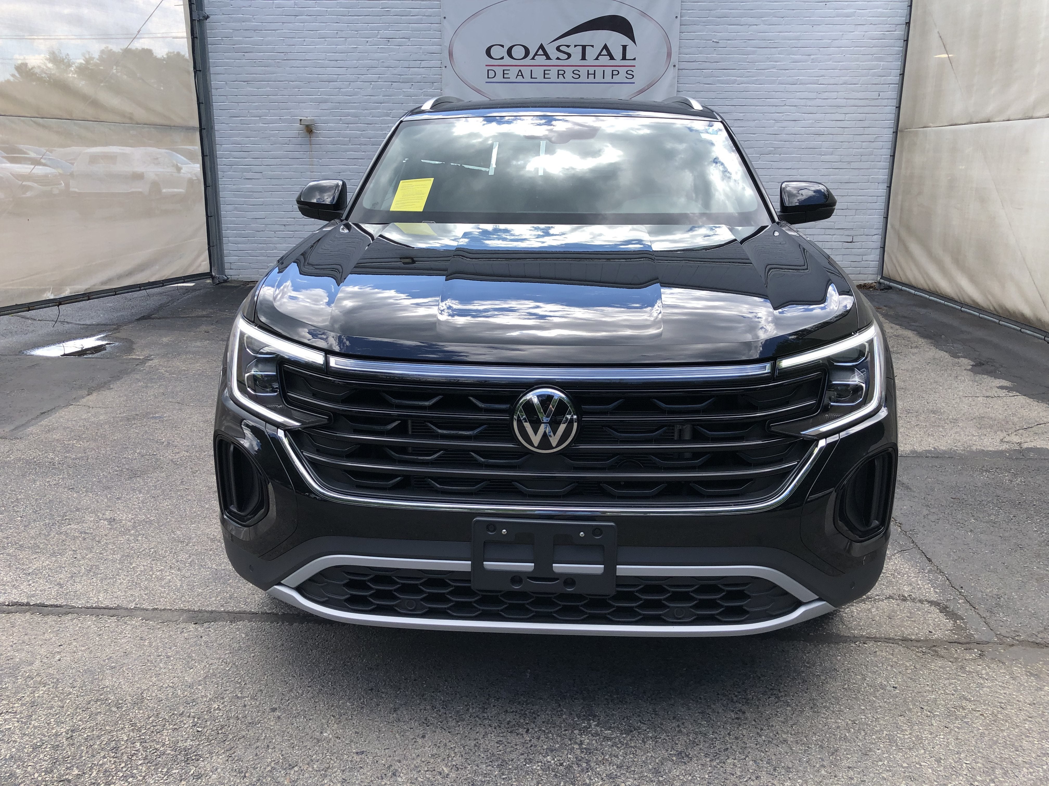 2026 Volkswagen Atlas Cross Sport 2.0T SE w/Technology w/panoramic sunroof and black wheel package
