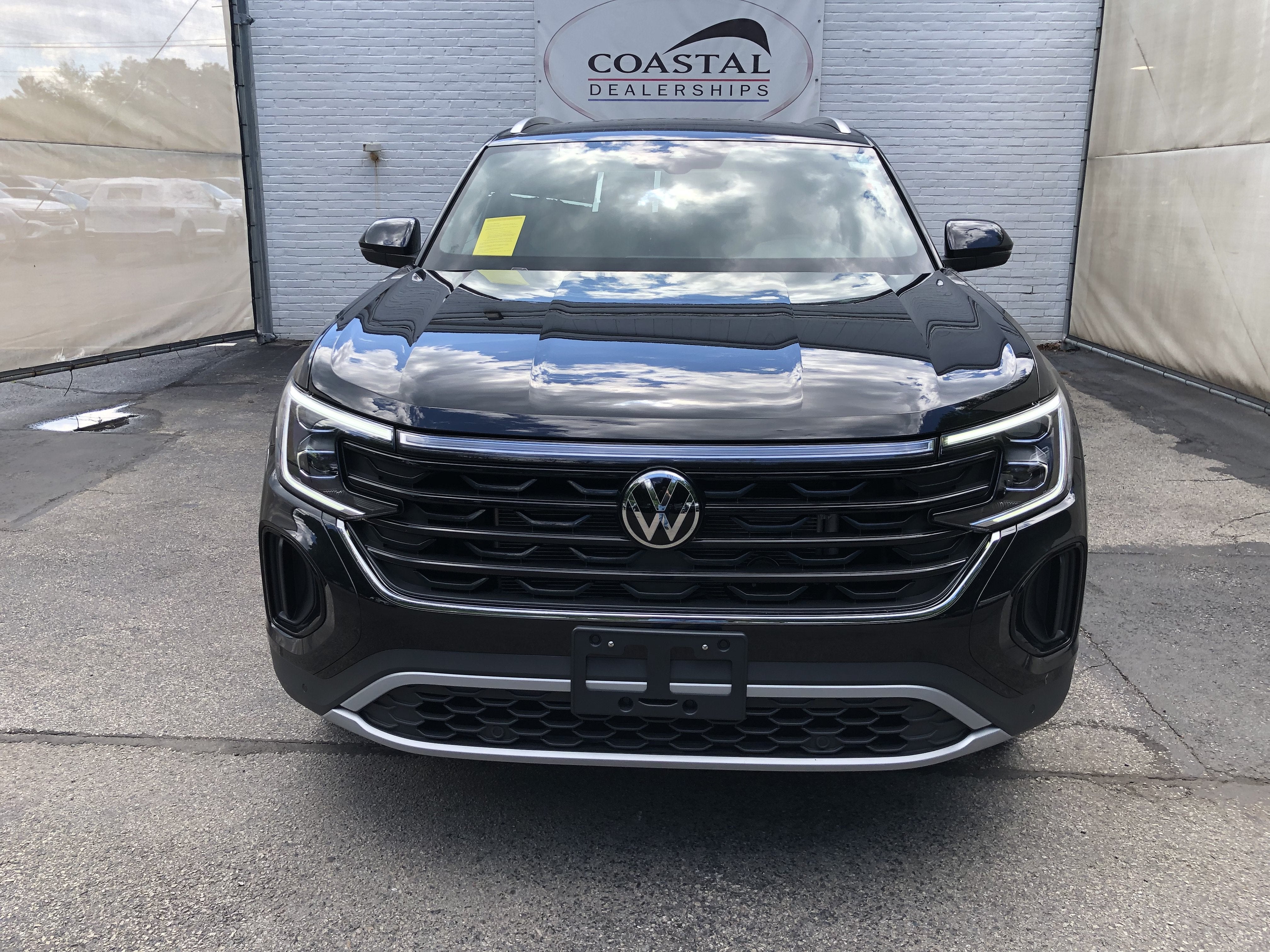 2026 Volkswagen Atlas Cross Sport 2.0T SE w/Technology w/panoramic sunroof and black wheel package