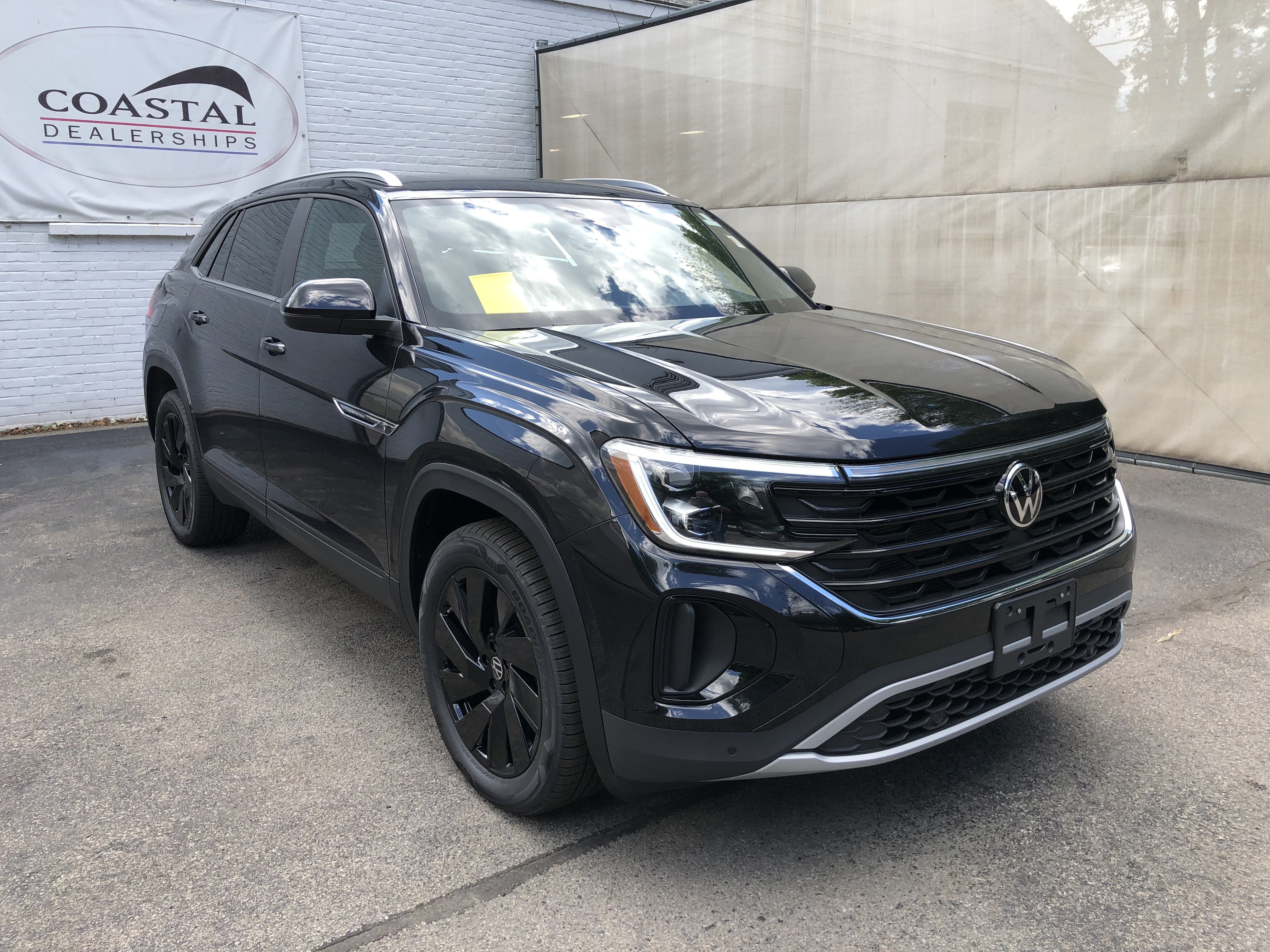 2026 Volkswagen Atlas Cross Sport 2.0T SE w/Technology w/panoramic sunroof and black wheel package