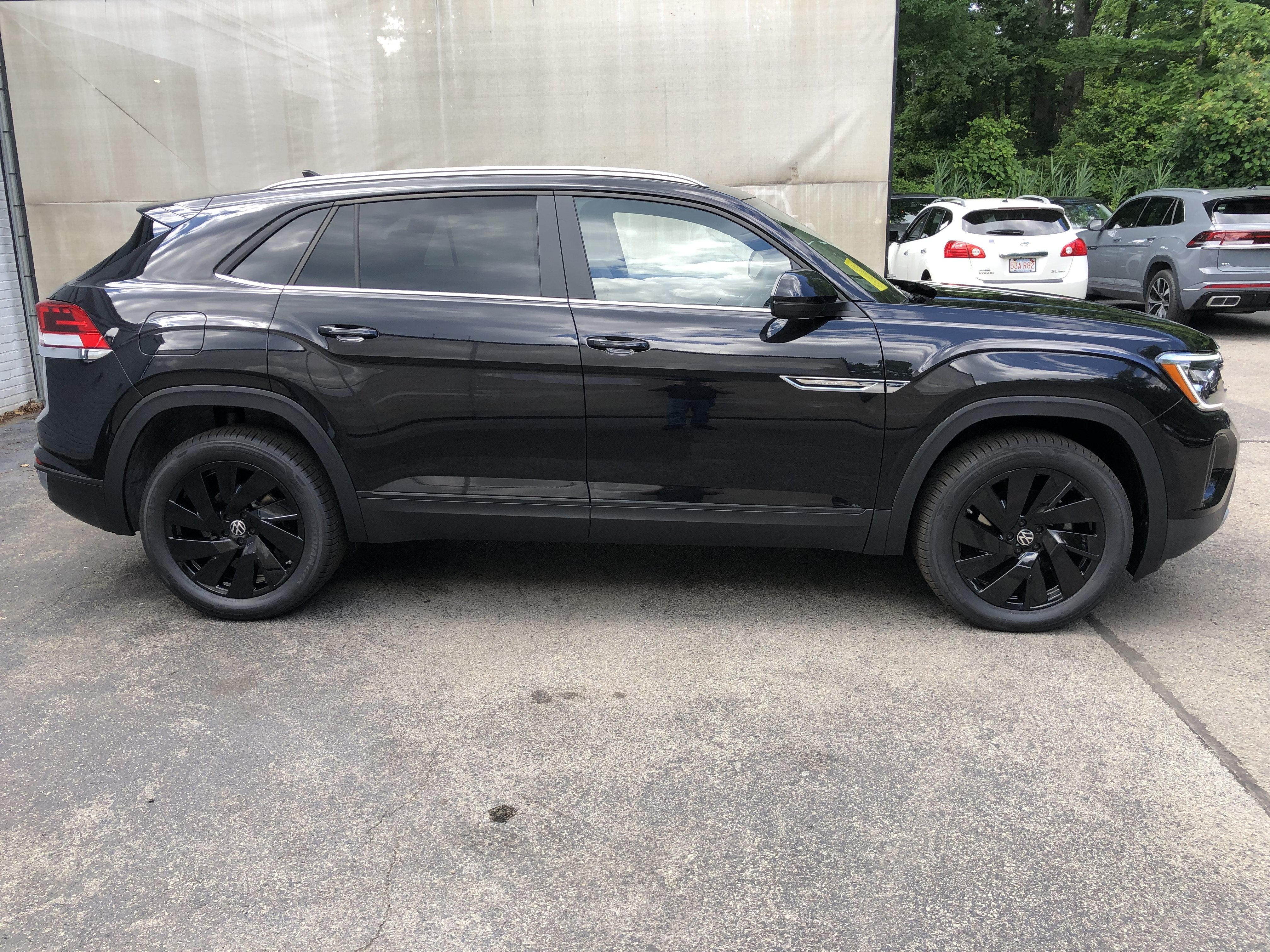 2026 Volkswagen Atlas Cross Sport 2.0T SE w/Technology w/panoramic sunroof and black wheel package