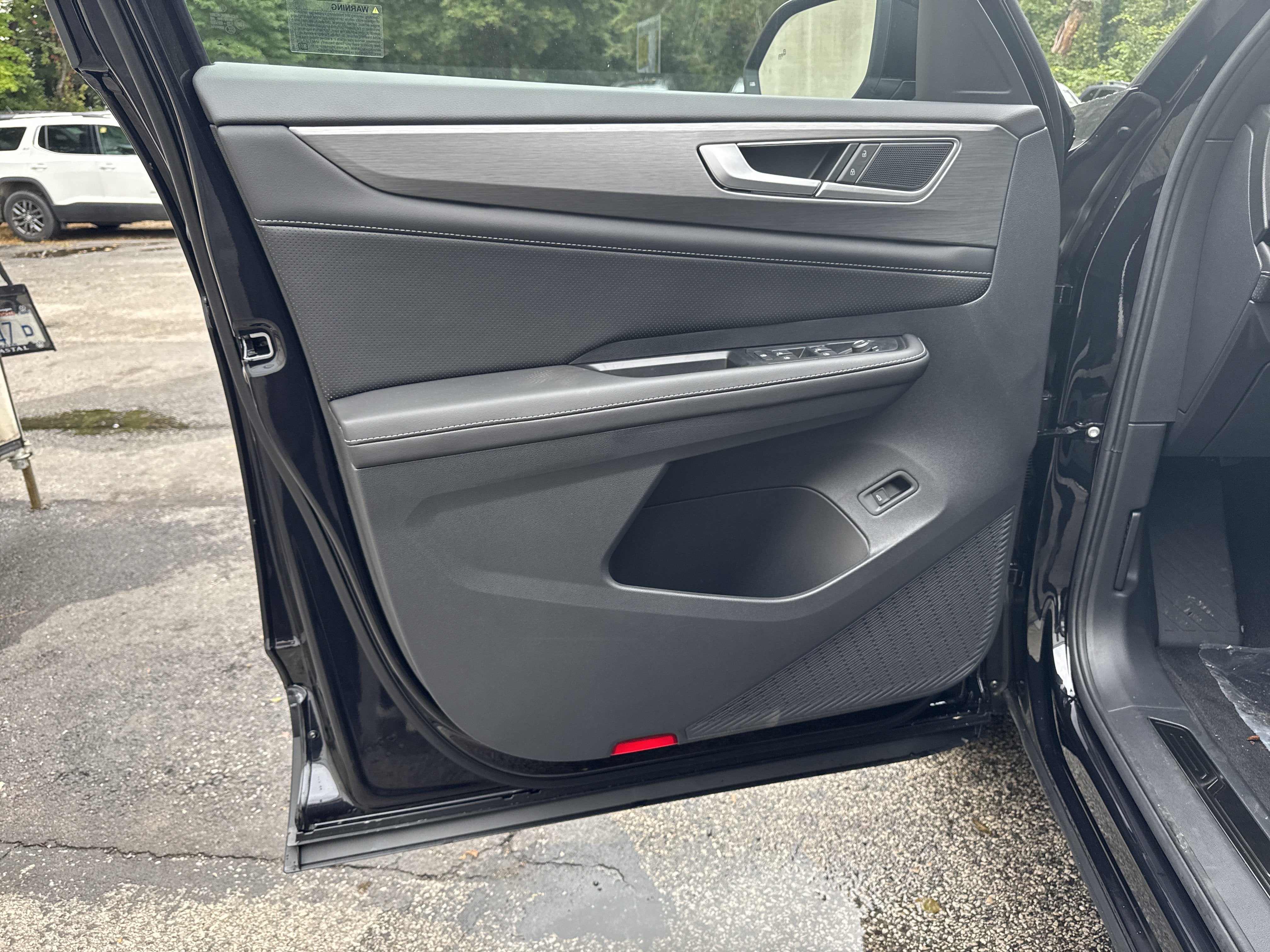 2026 Volkswagen Atlas Cross Sport 2.0T SE w/Technology w/panoramic sunroof and black wheel package