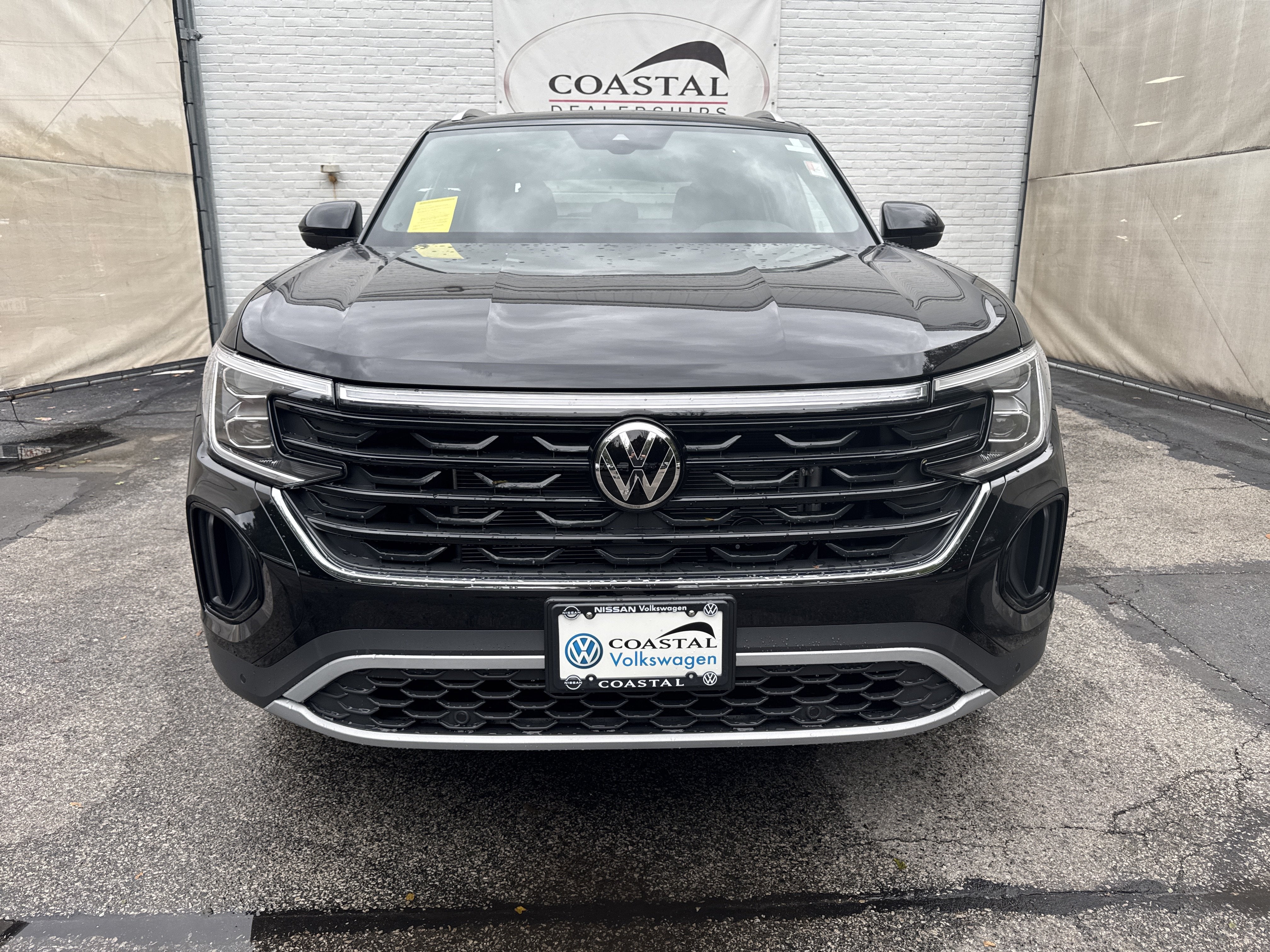 2026 Volkswagen Atlas Cross Sport 2.0T SE w/Technology w/panoramic sunroof and black wheel package