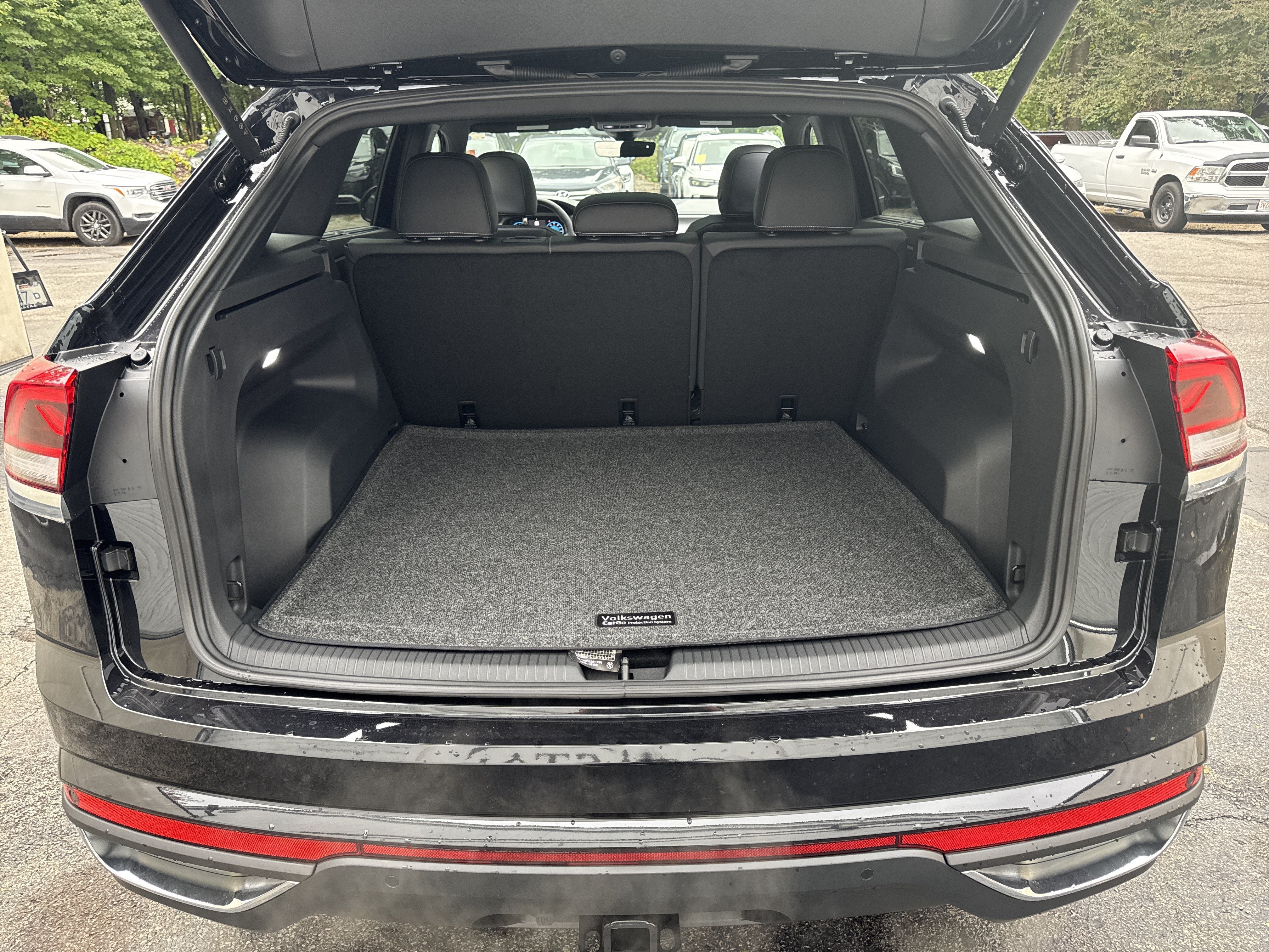 2026 Volkswagen Atlas Cross Sport 2.0T SE w/Technology w/panoramic sunroof and black wheel package