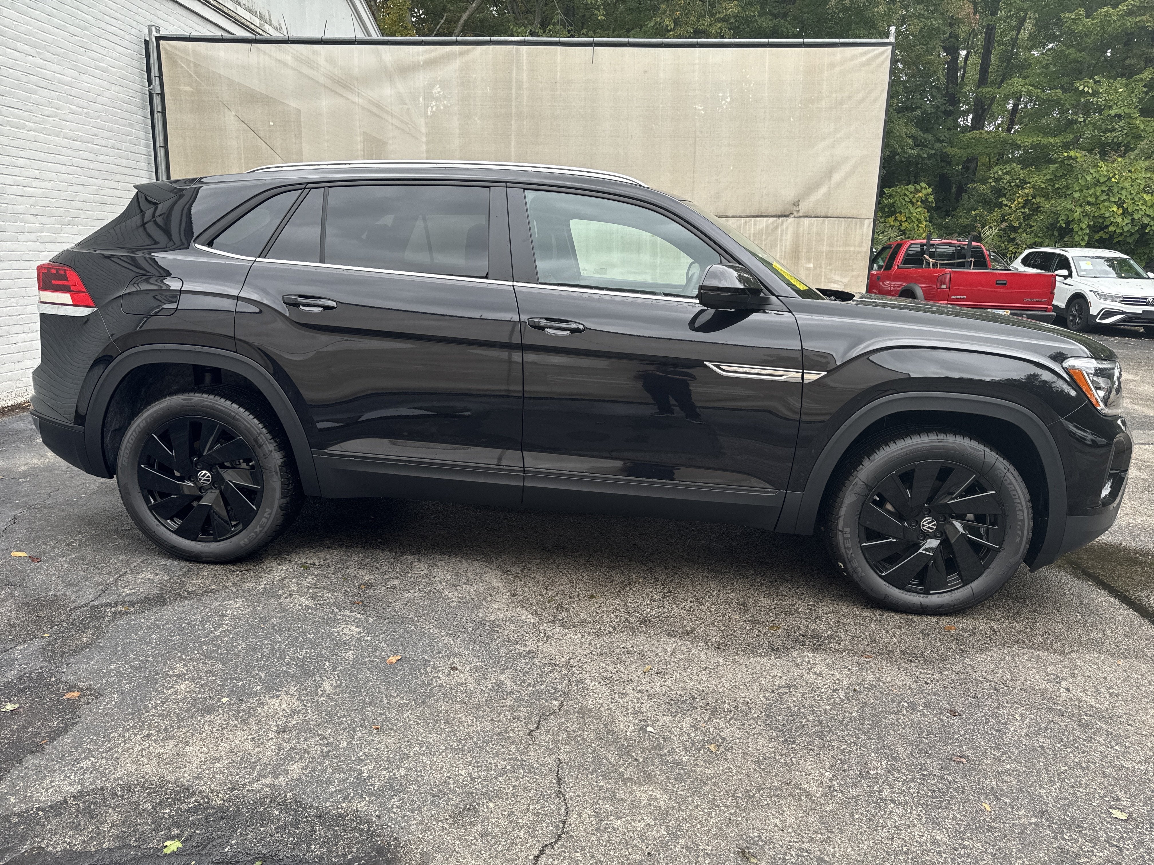 2026 Volkswagen Atlas Cross Sport 2.0T SE w/Technology w/panoramic sunroof and black wheel package