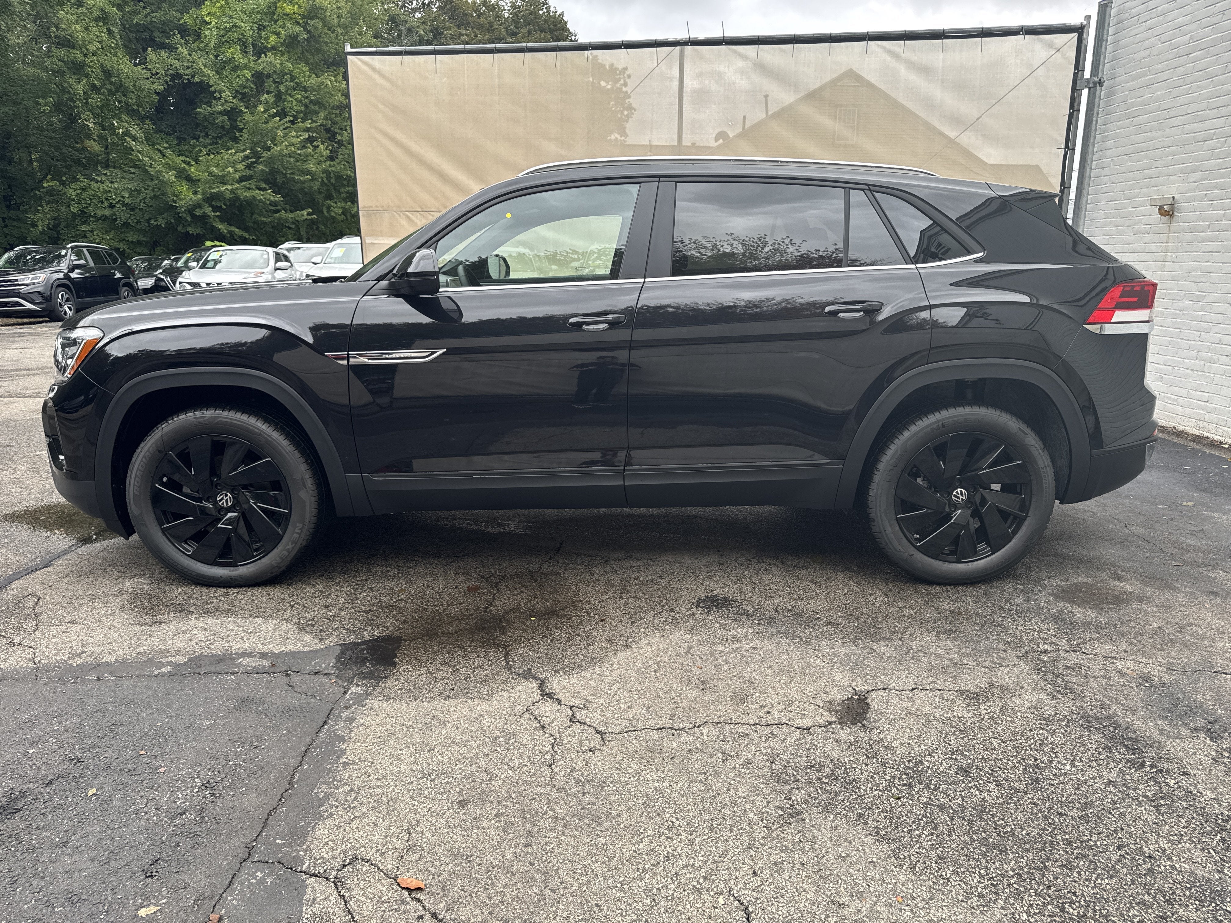 2026 Volkswagen Atlas Cross Sport 2.0T SE w/Technology w/panoramic sunroof and black wheel package