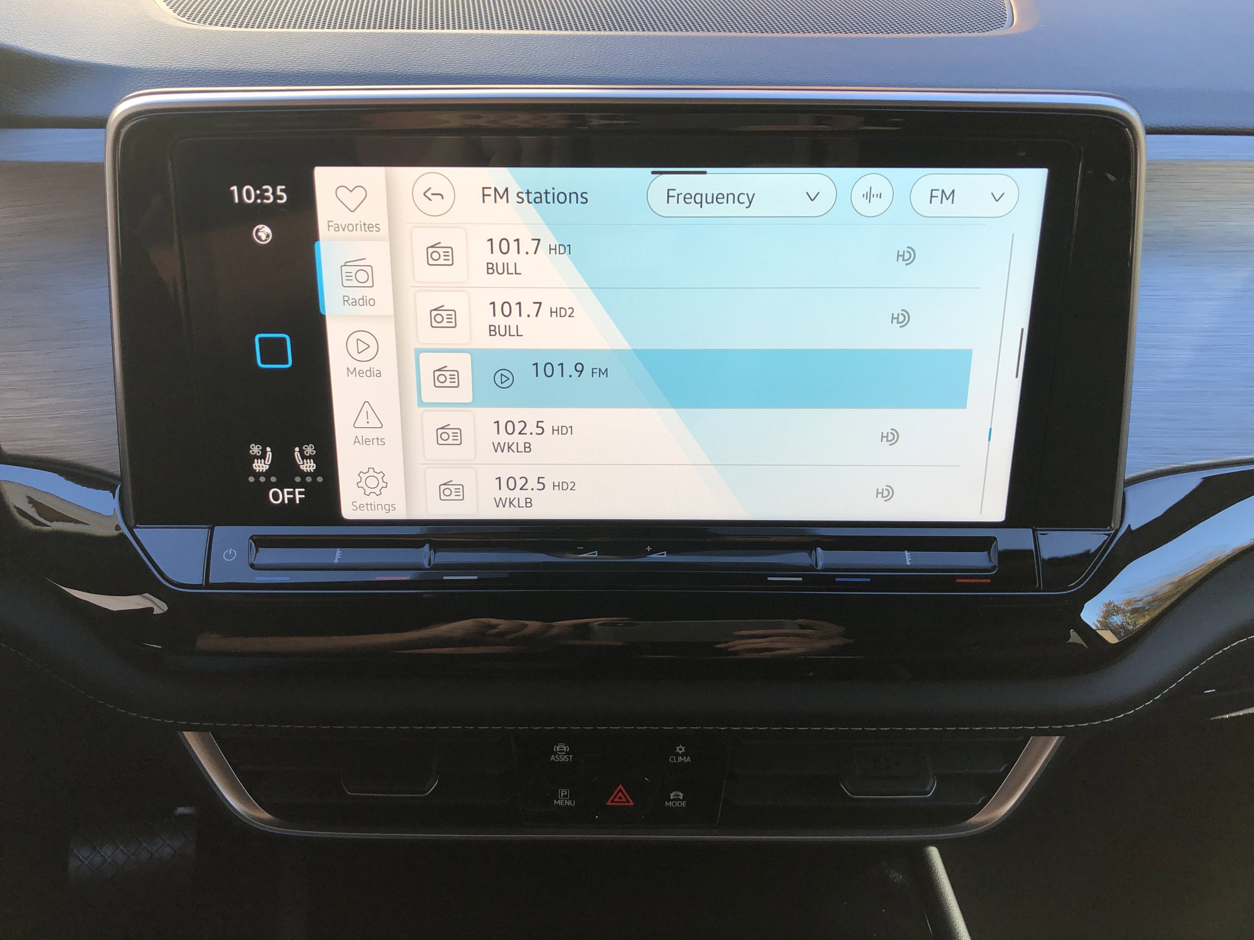 2026 Volkswagen Atlas Cross Sport 2.0T SE w/Technology w/panoramic sunroof