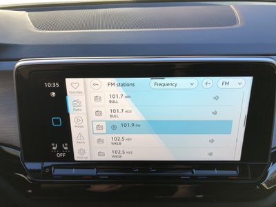 2026 Volkswagen Atlas Cross Sport 2.0T SE w/Technology w/panoramic sunroof