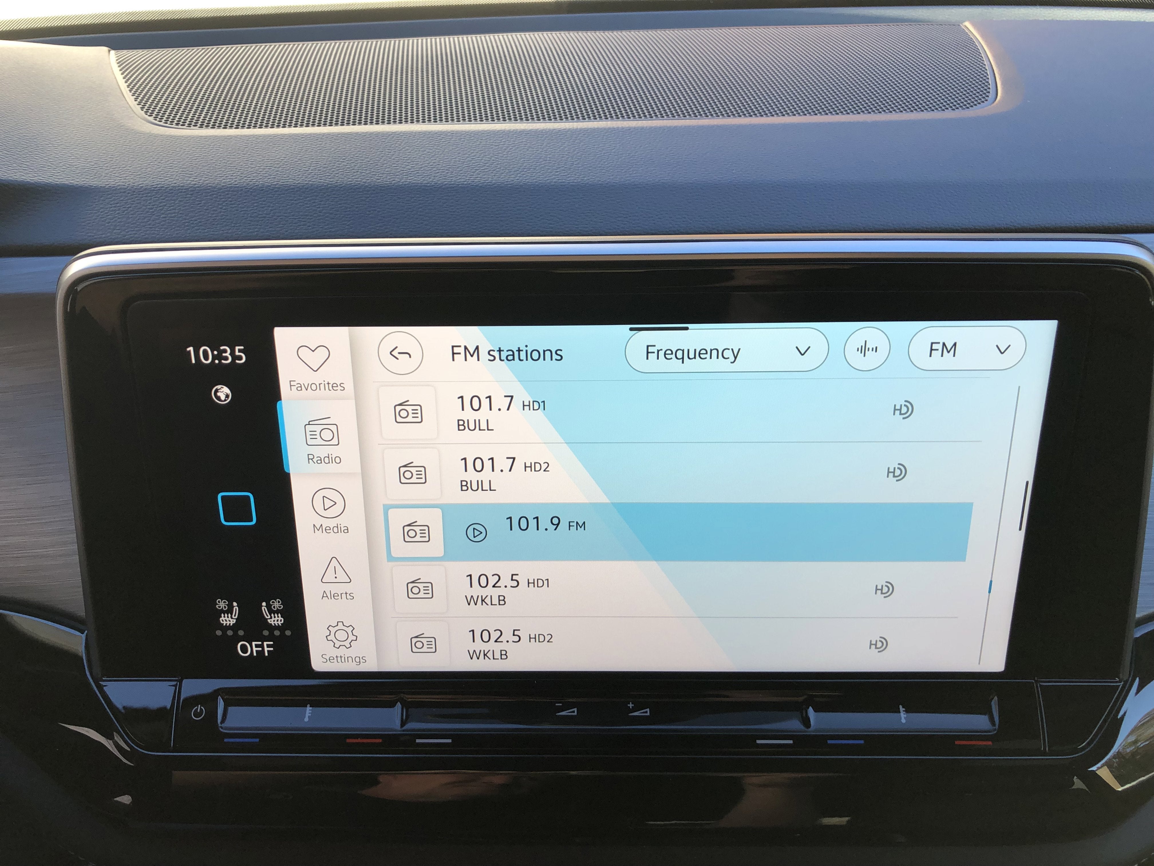 2026 Volkswagen Atlas Cross Sport 2.0T SE w/Technology w/panoramic sunroof