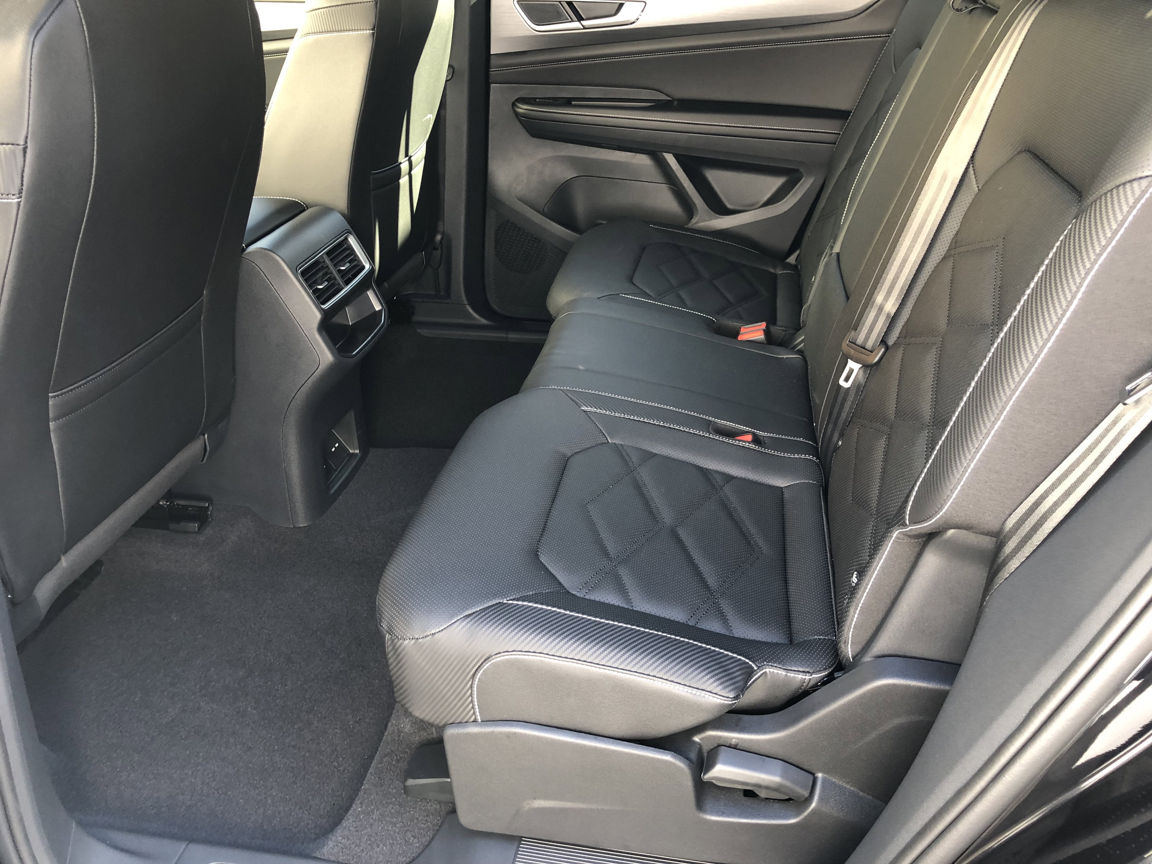 2026 Volkswagen Atlas Cross Sport 2.0T SE w/Technology w/panoramic sunroof