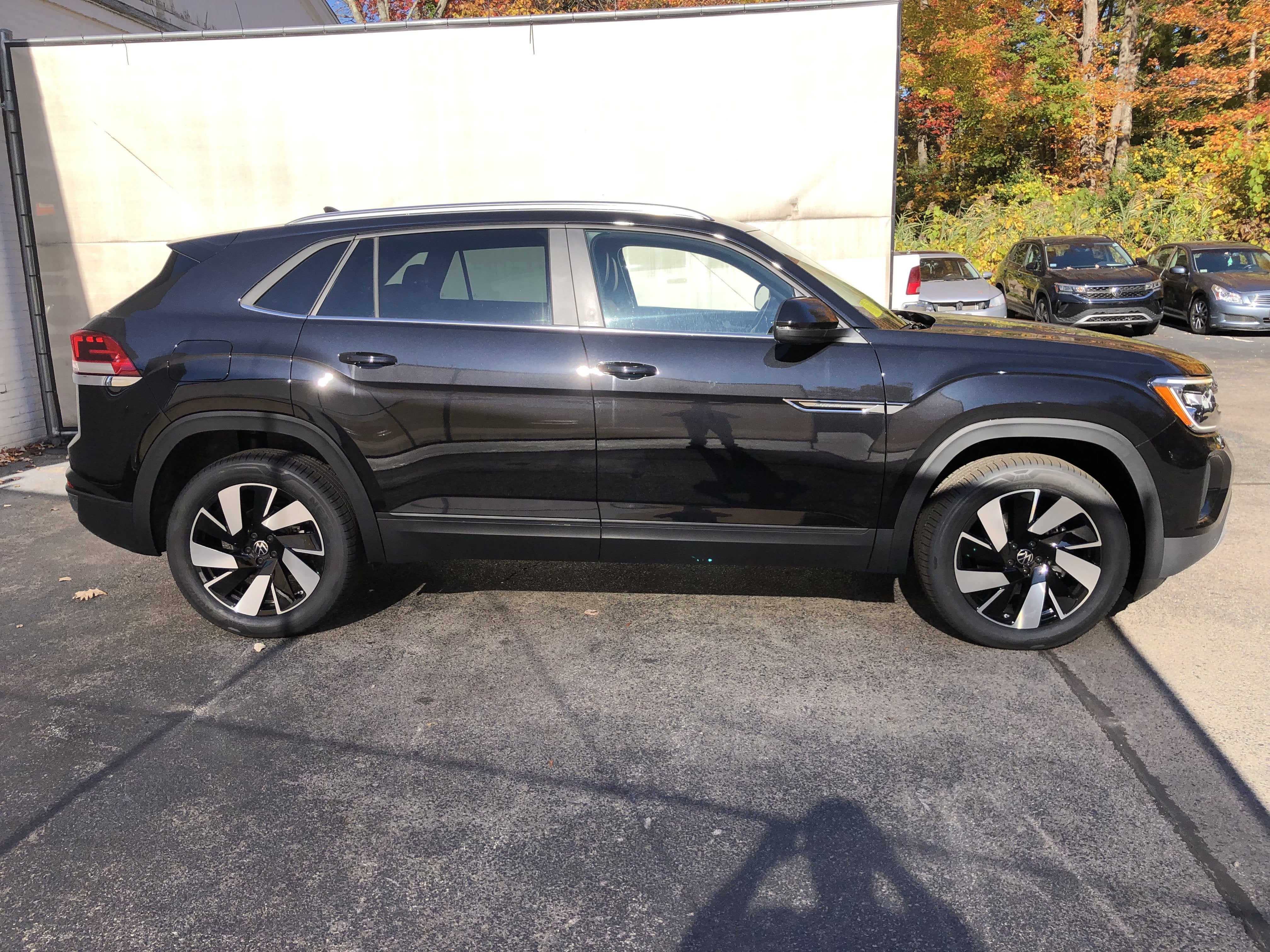 2026 Volkswagen Atlas Cross Sport 2.0T SE w/Technology w/panoramic sunroof