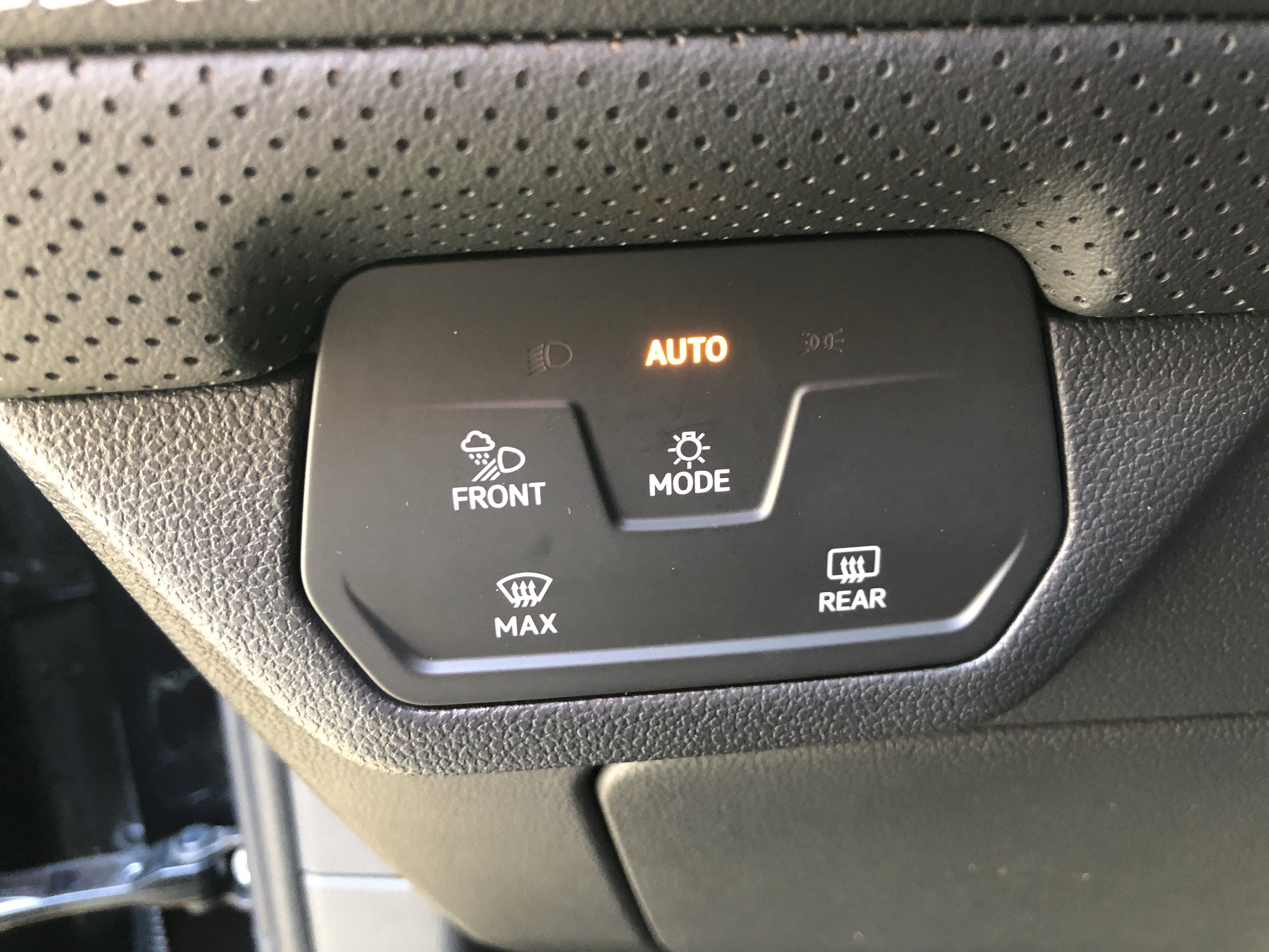 2026 Volkswagen Atlas Cross Sport 2.0T SE w/Technology w/panoramic sunroof