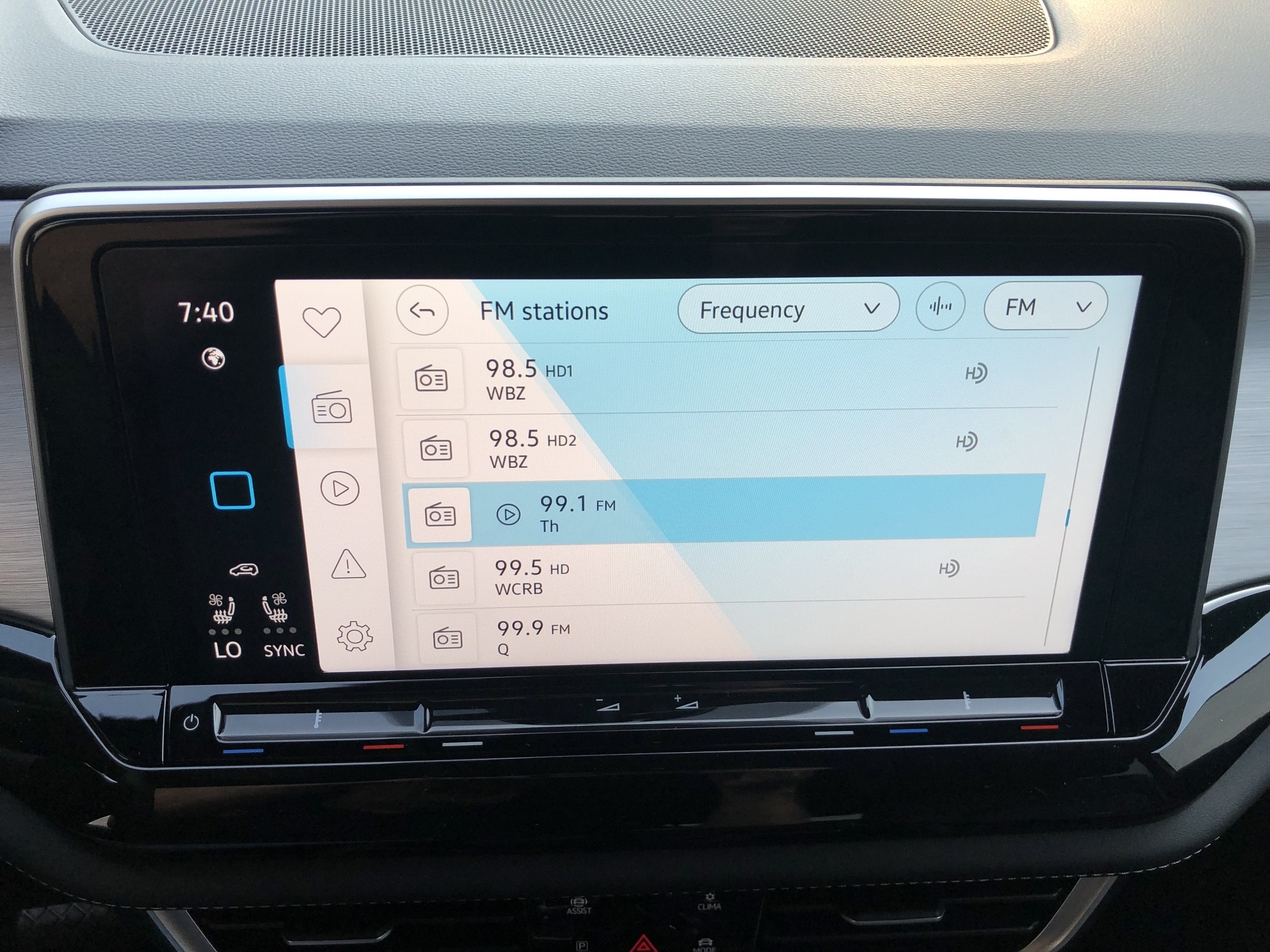 2026 Volkswagen Atlas Cross Sport 2.0T SE w/Technology w/panoramic sunroof and black wheel package