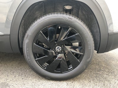 2026 Volkswagen Atlas Cross Sport 2.0T SE w/Technology w/panoramic sunroof and black wheel package
