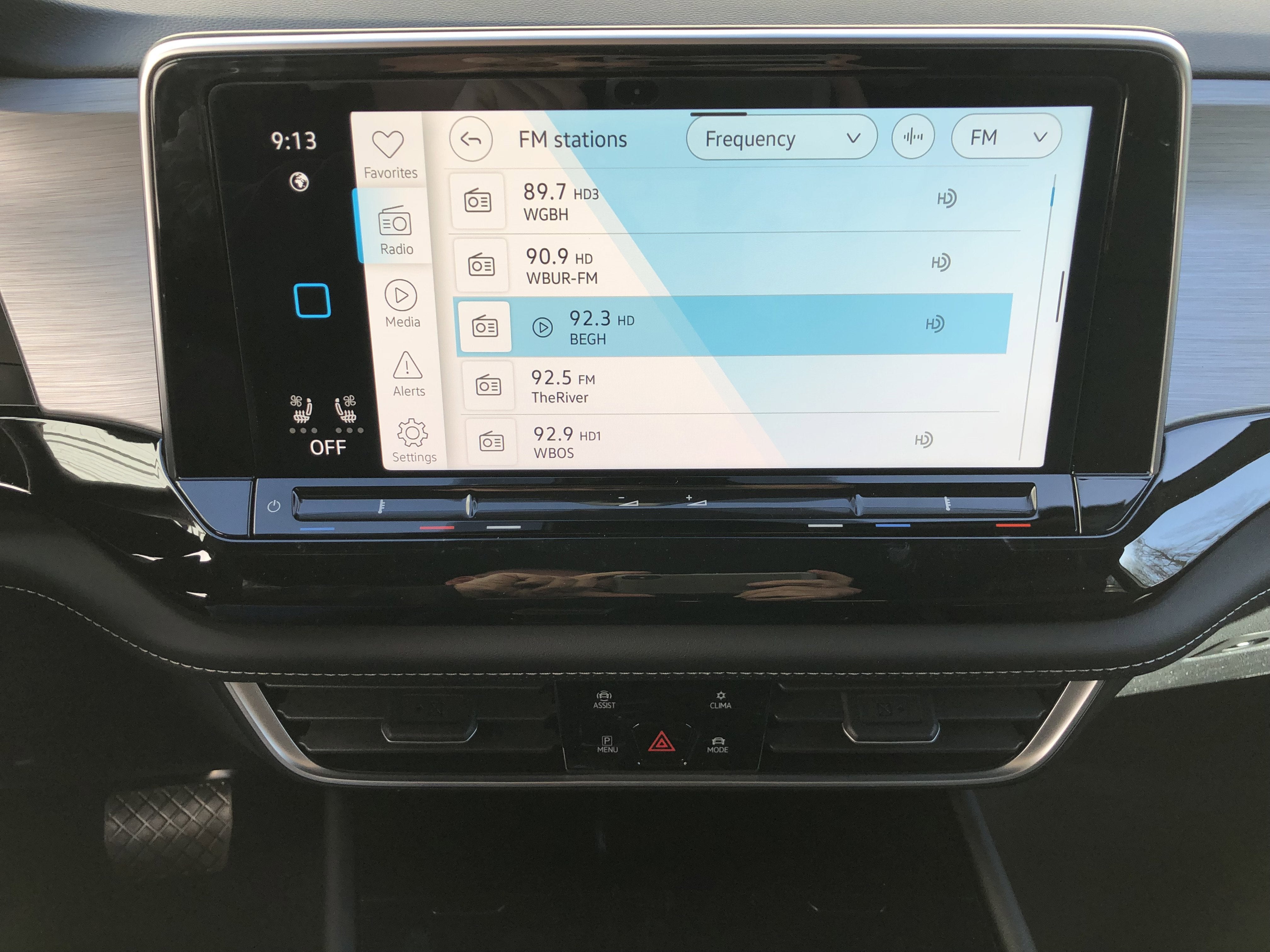 2026 Volkswagen Atlas Cross Sport 2.0T SE w/Technology w/panoramic sunroof and black wheel package