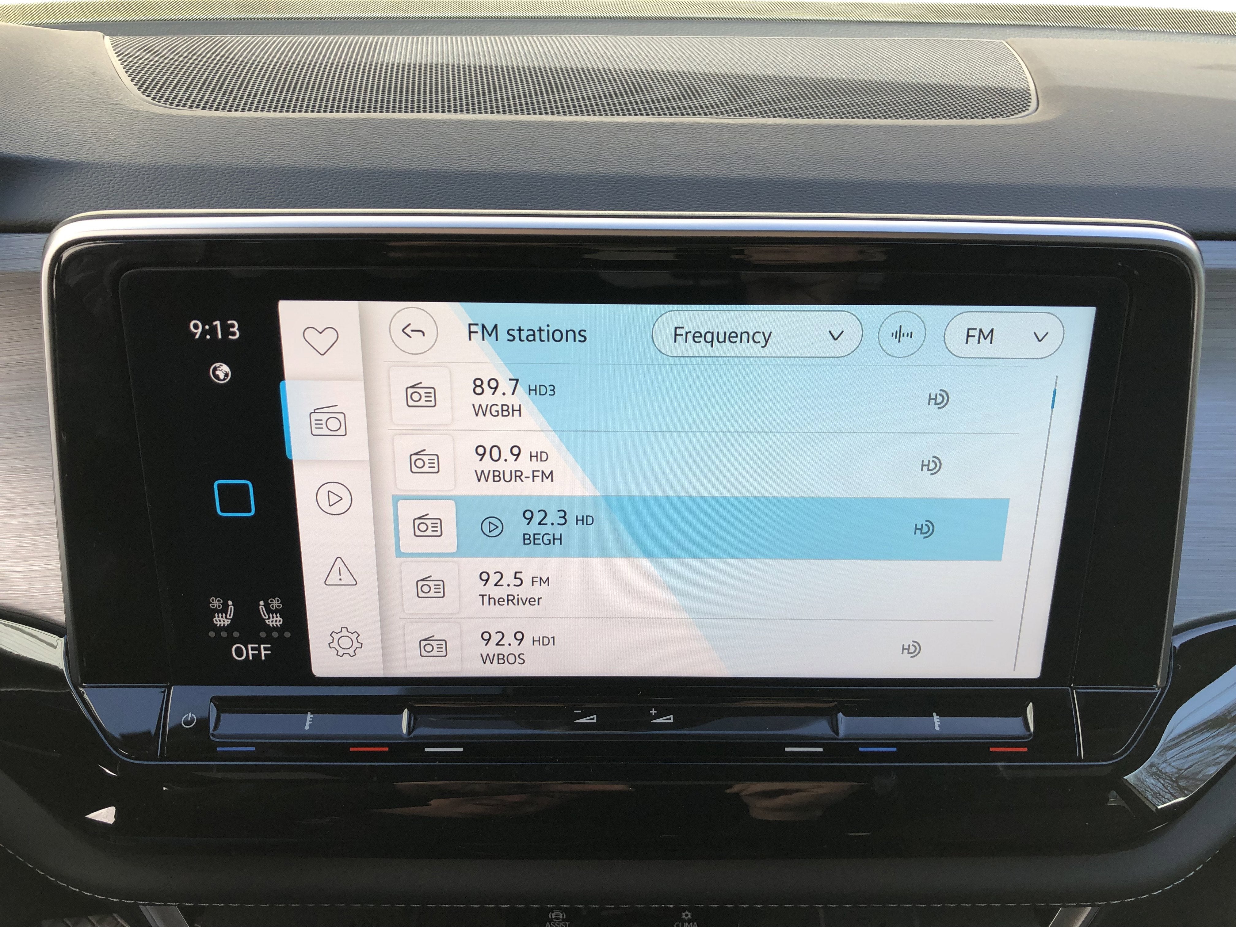 2026 Volkswagen Atlas Cross Sport 2.0T SE w/Technology w/panoramic sunroof and black wheel package