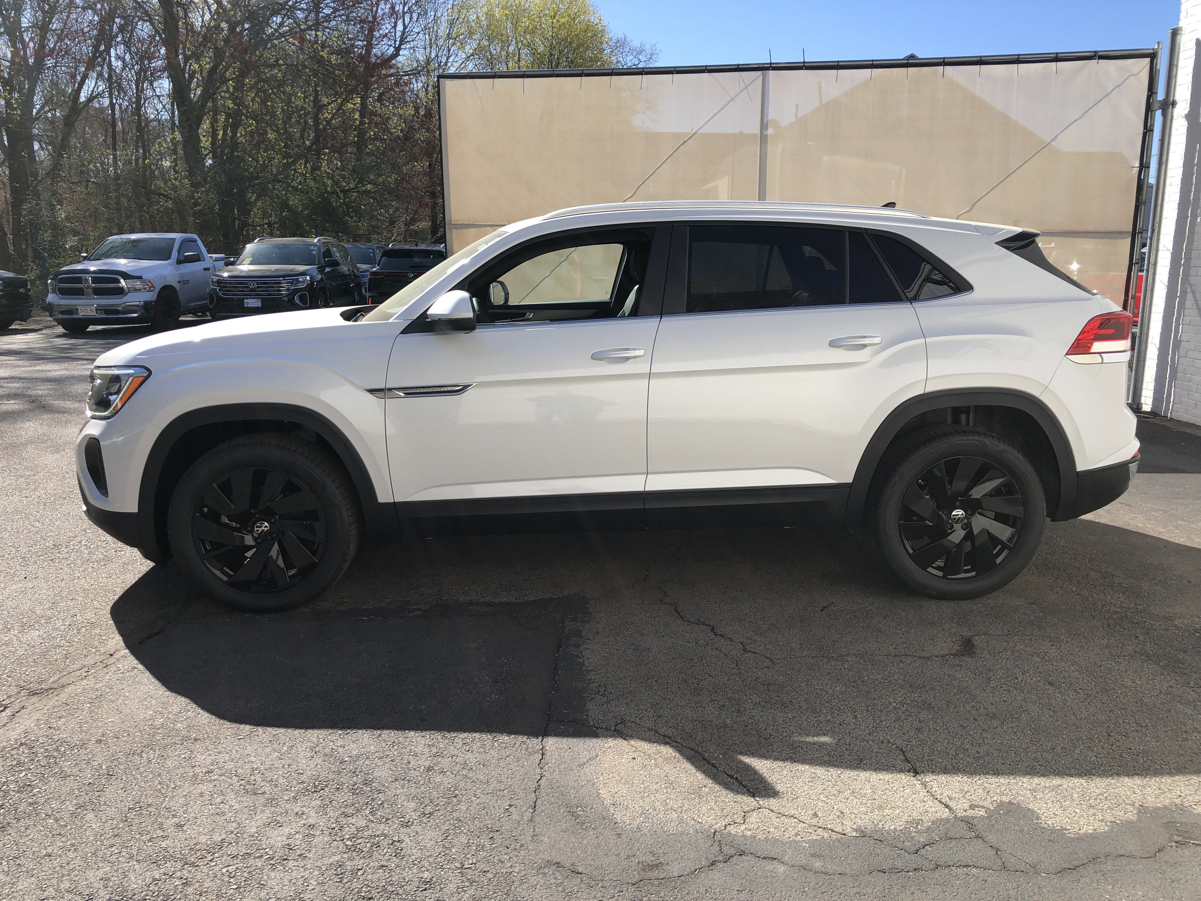 2026 Volkswagen Atlas Cross Sport 2.0T SE w/Technology w/panoramic sunroof and black wheel package