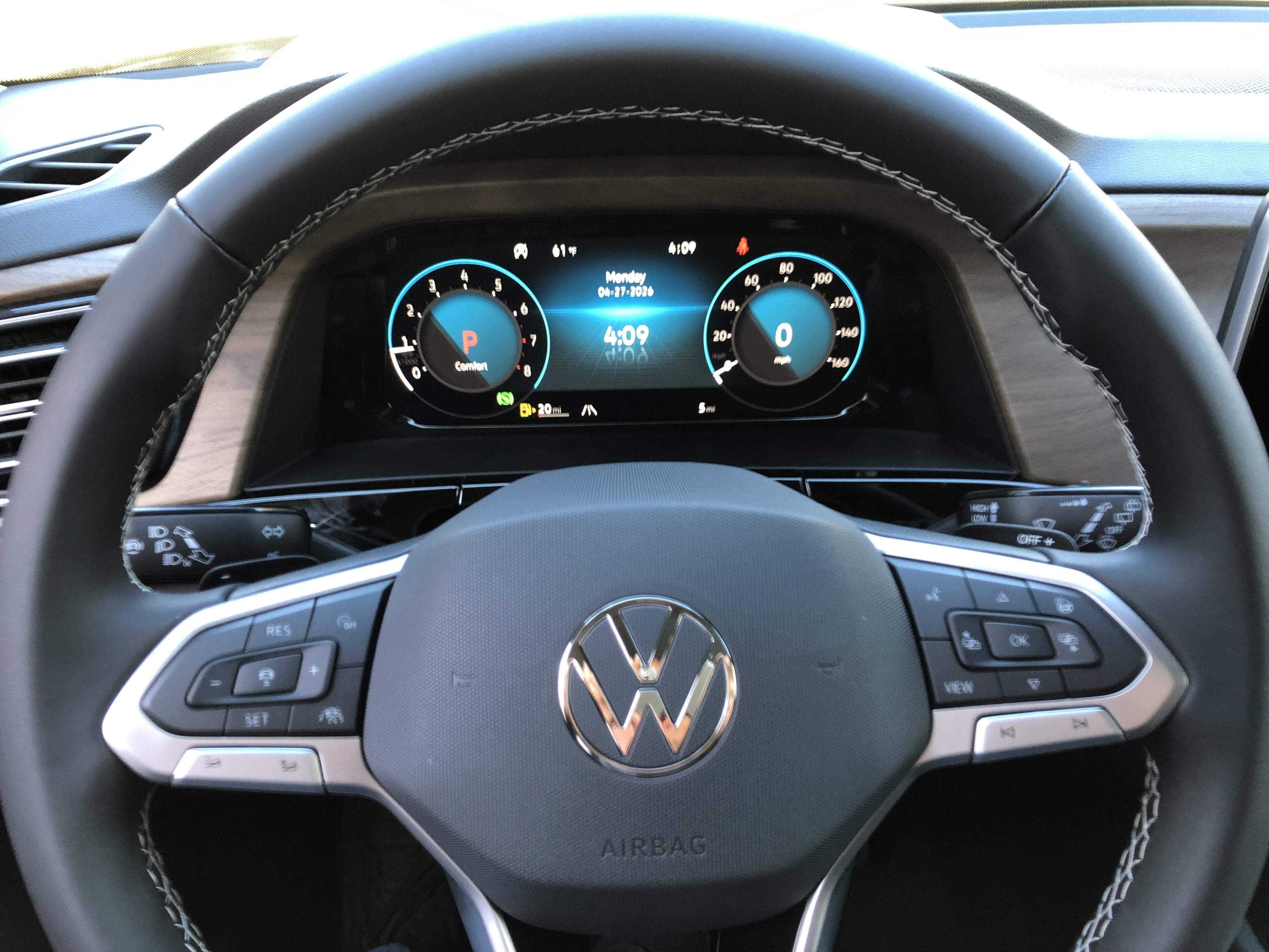 2026 Volkswagen Atlas 2.0T SE w/Technology w/panoramic sunroof and black wheel package
