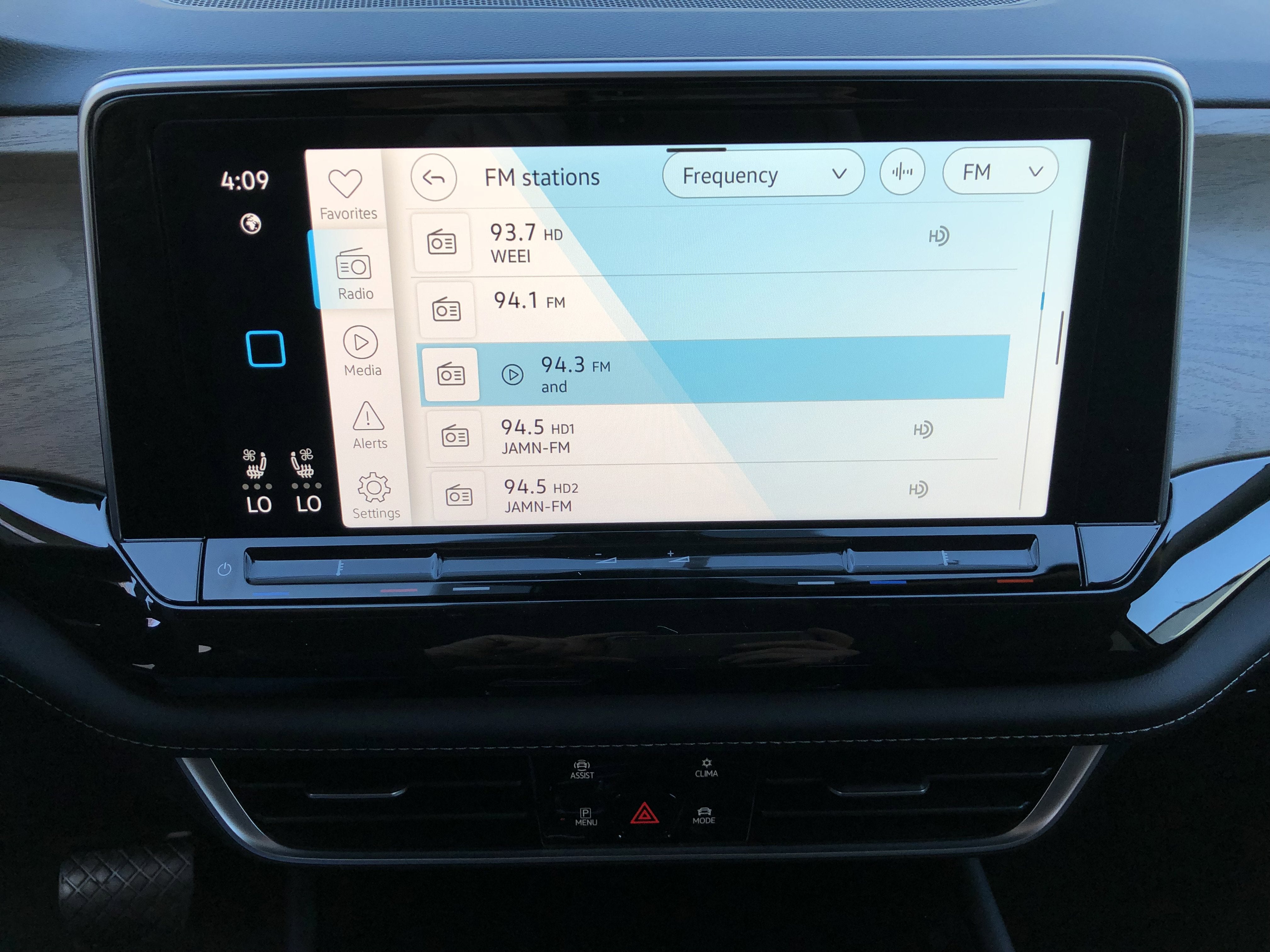 2026 Volkswagen Atlas 2.0T SE w/Technology w/panoramic sunroof and black wheel package
