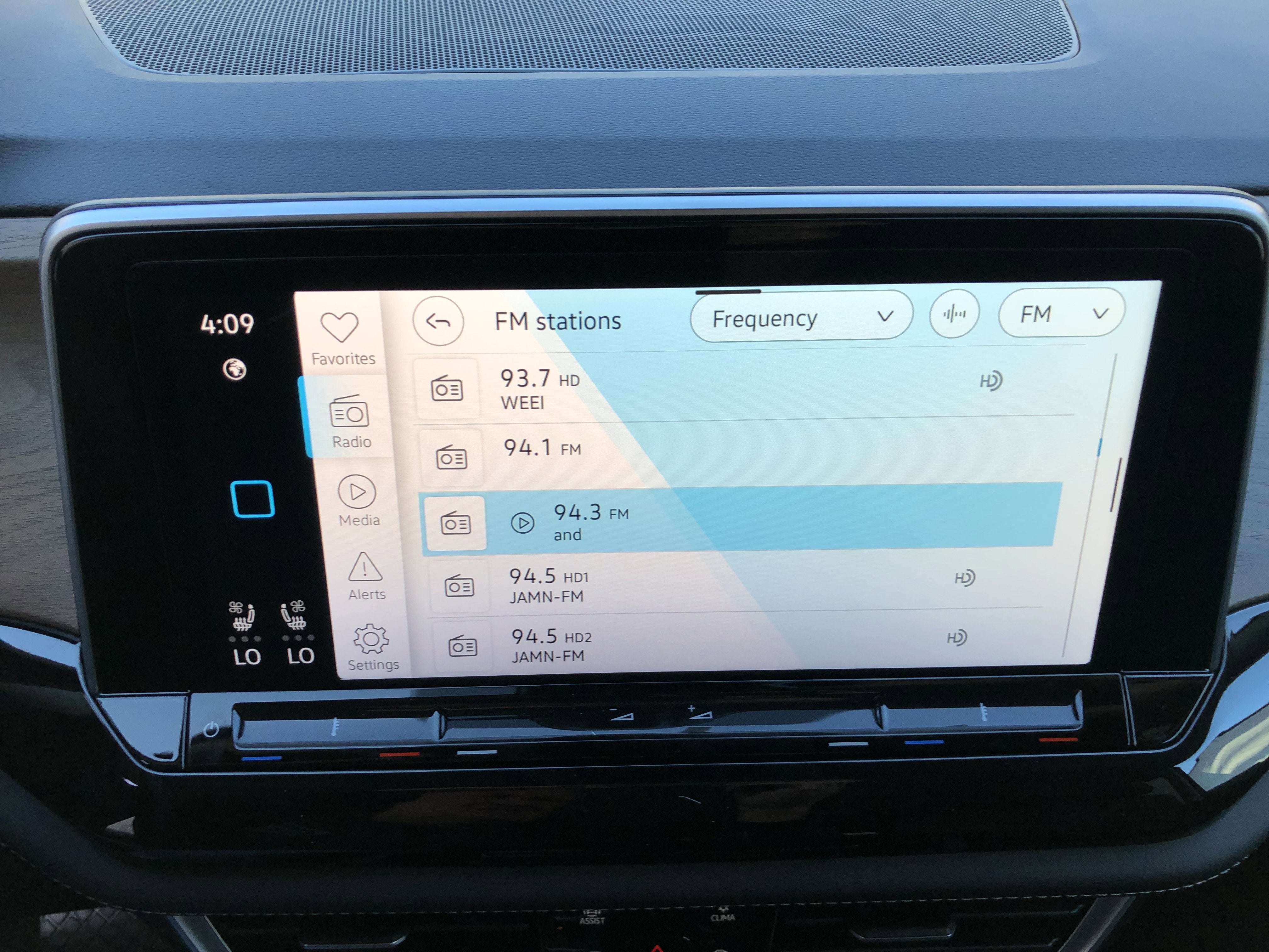 2026 Volkswagen Atlas 2.0T SE w/Technology w/panoramic sunroof and black wheel package