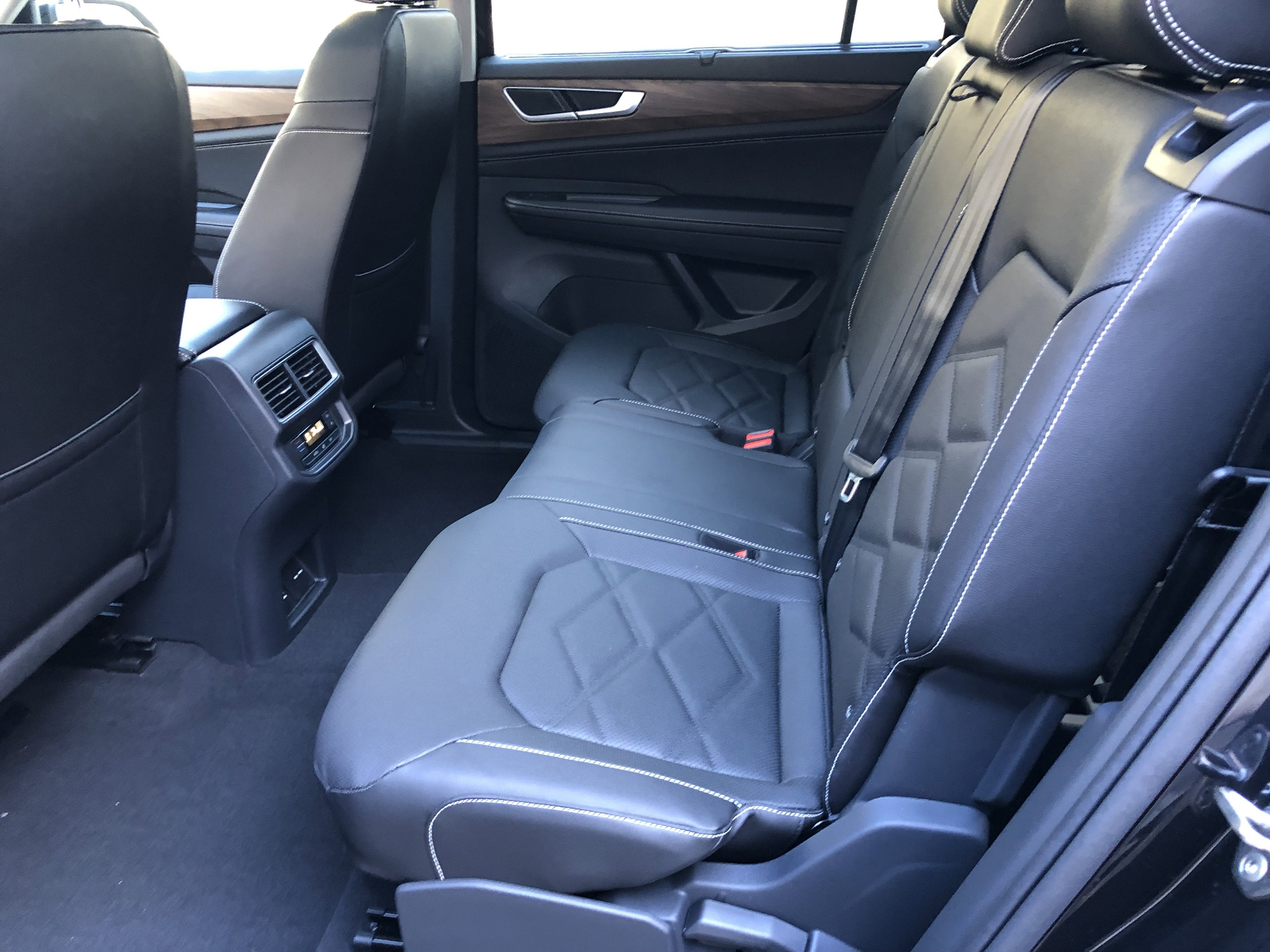 2026 Volkswagen Atlas 2.0T SE w/Technology w/panoramic sunroof and black wheel package