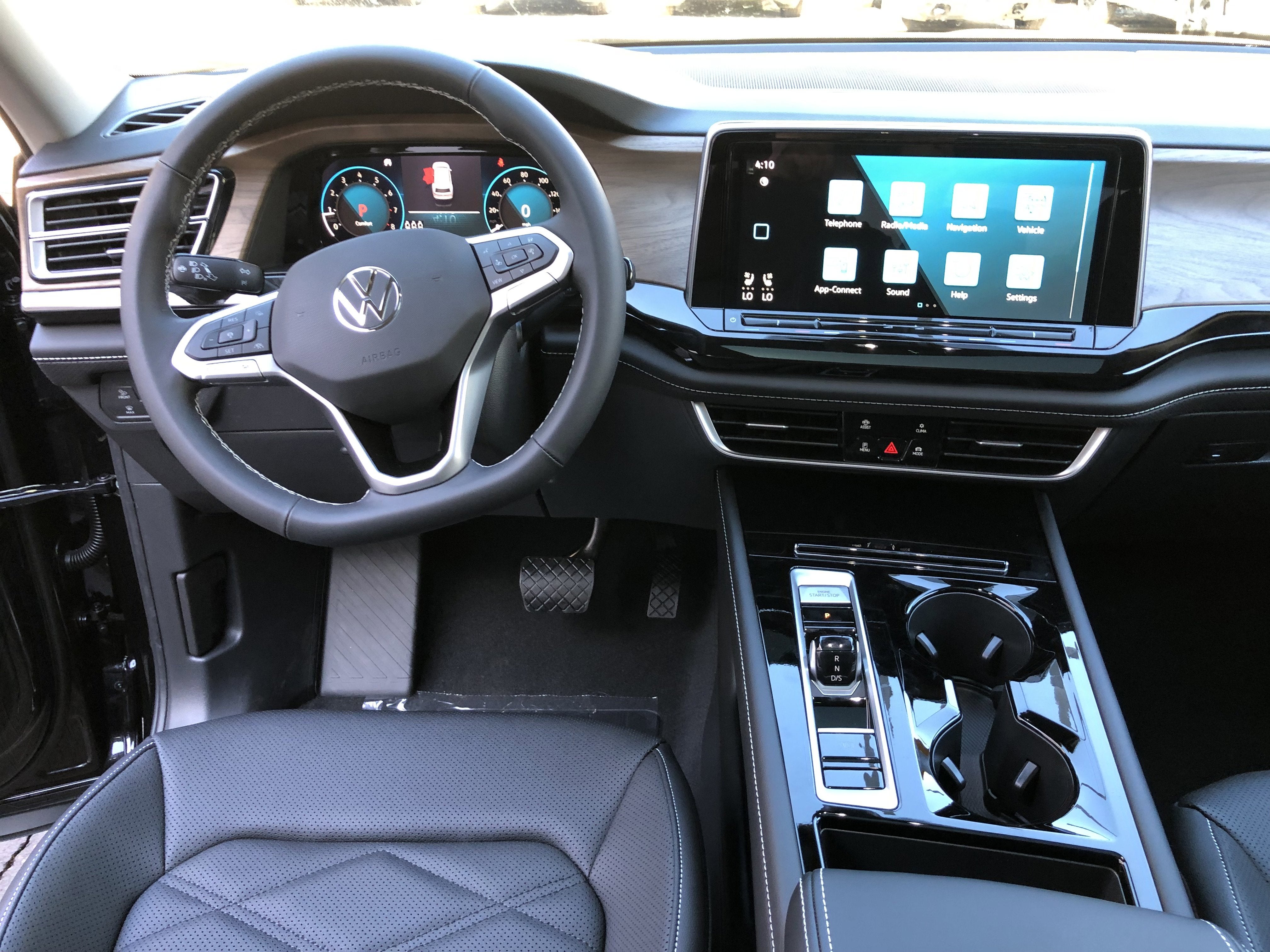 2026 Volkswagen Atlas 2.0T SE w/Technology w/panoramic sunroof and black wheel package