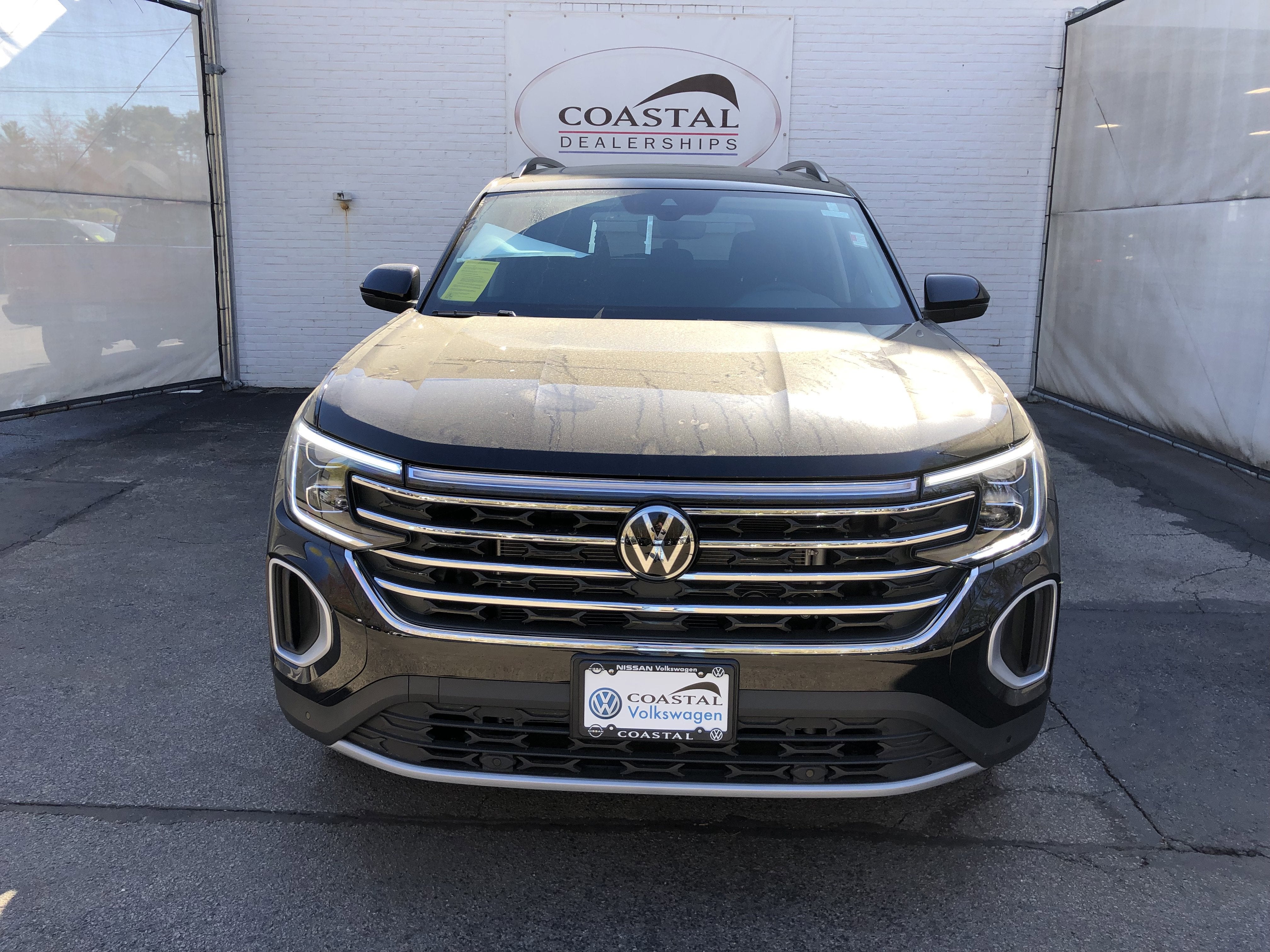 2026 Volkswagen Atlas 2.0T SE w/Technology w/panoramic sunroof and black wheel package