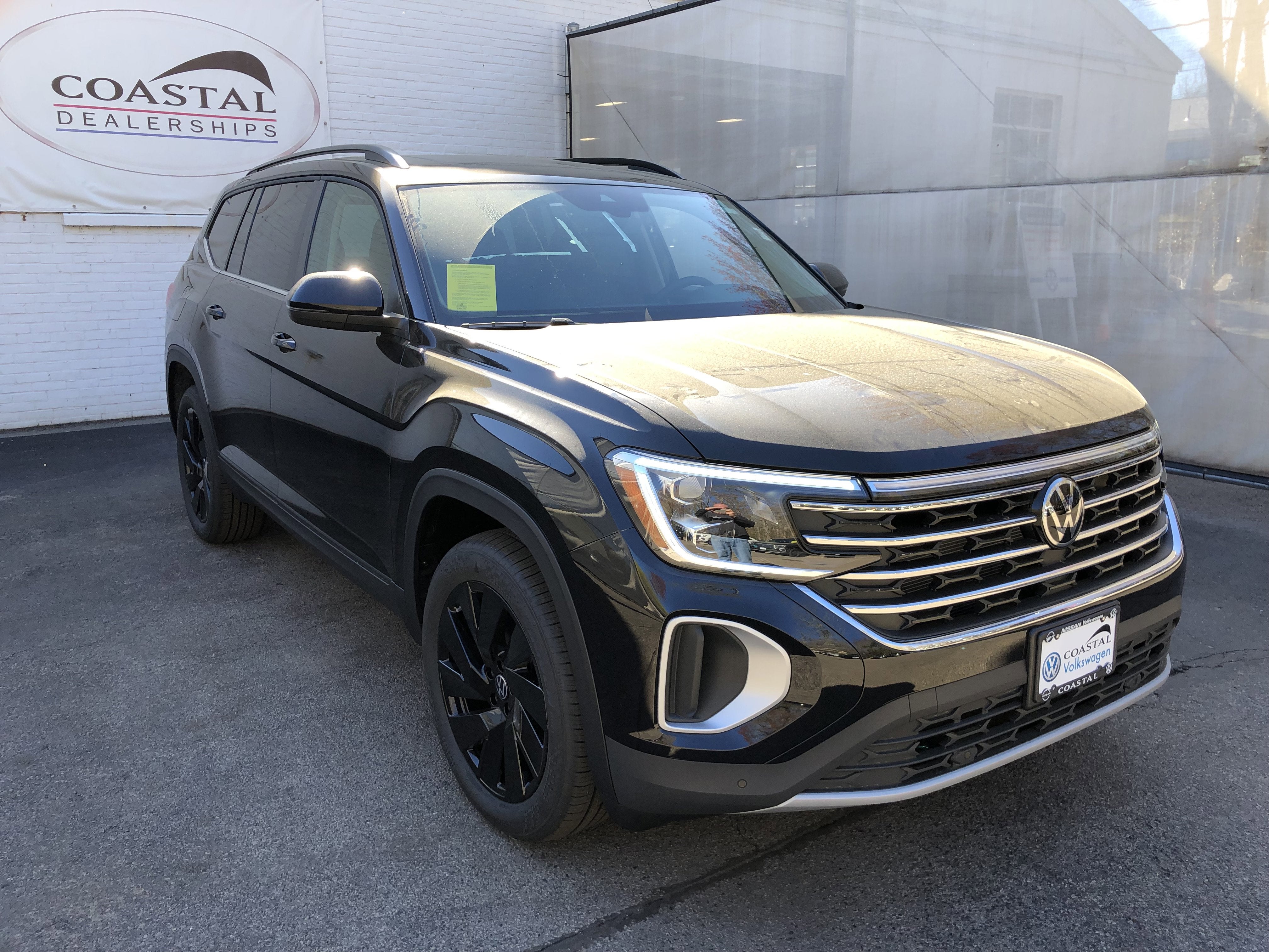 2026 Volkswagen Atlas 2.0T SE w/Technology w/panoramic sunroof and black wheel package