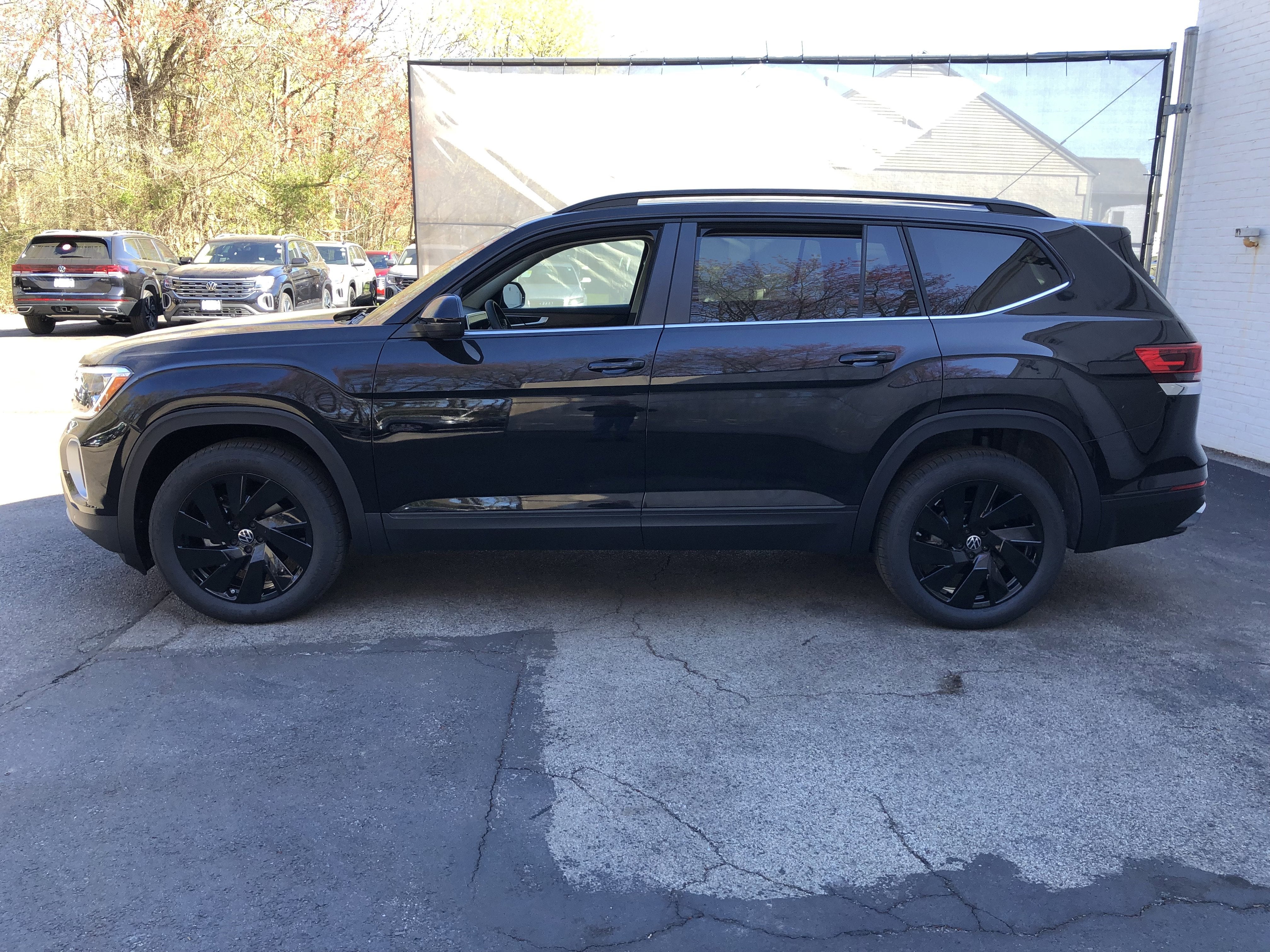 2026 Volkswagen Atlas 2.0T SE w/Technology w/panoramic sunroof and black wheel package