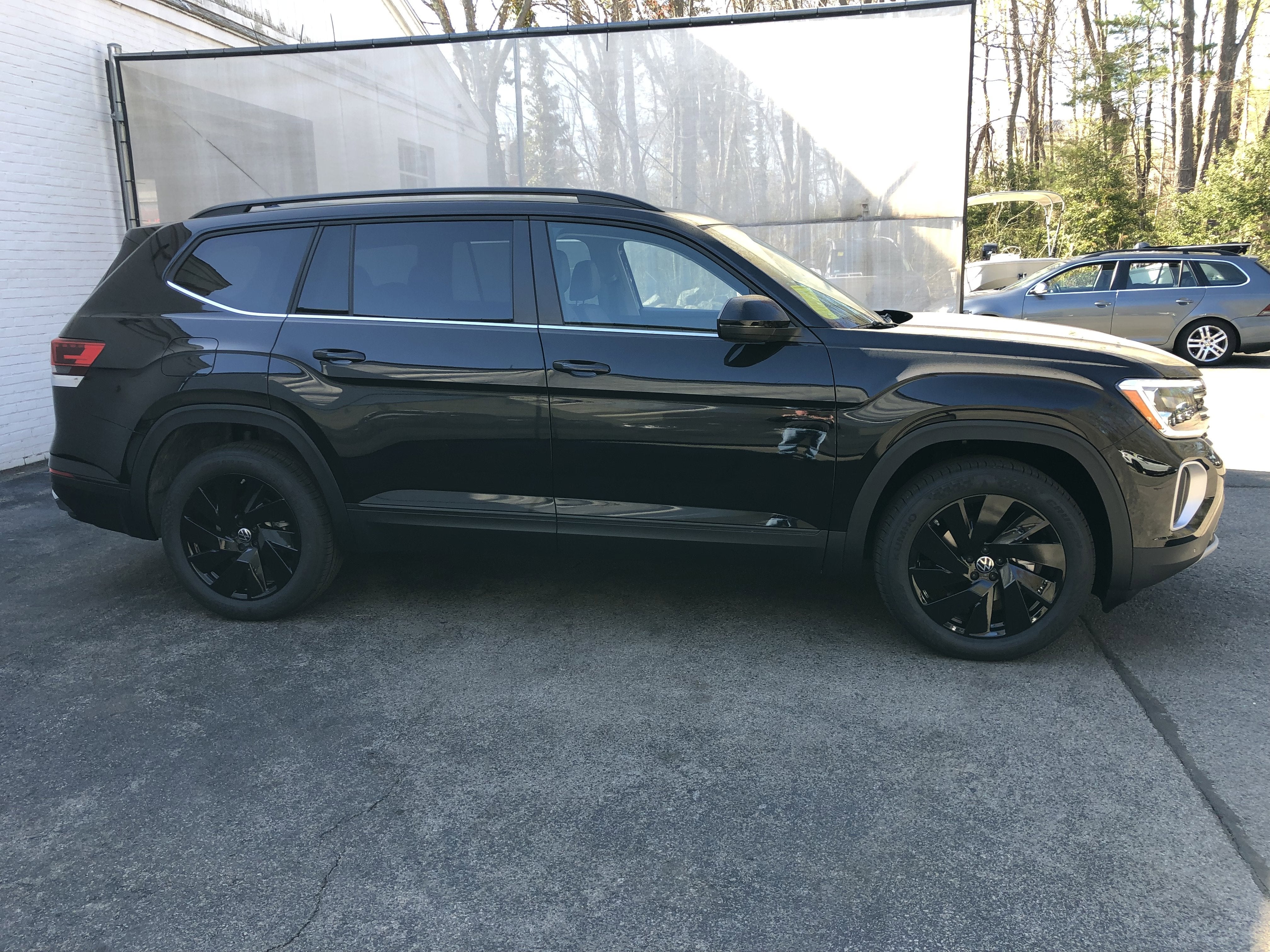 2026 Volkswagen Atlas 2.0T SE w/Technology w/panoramic sunroof and black wheel package