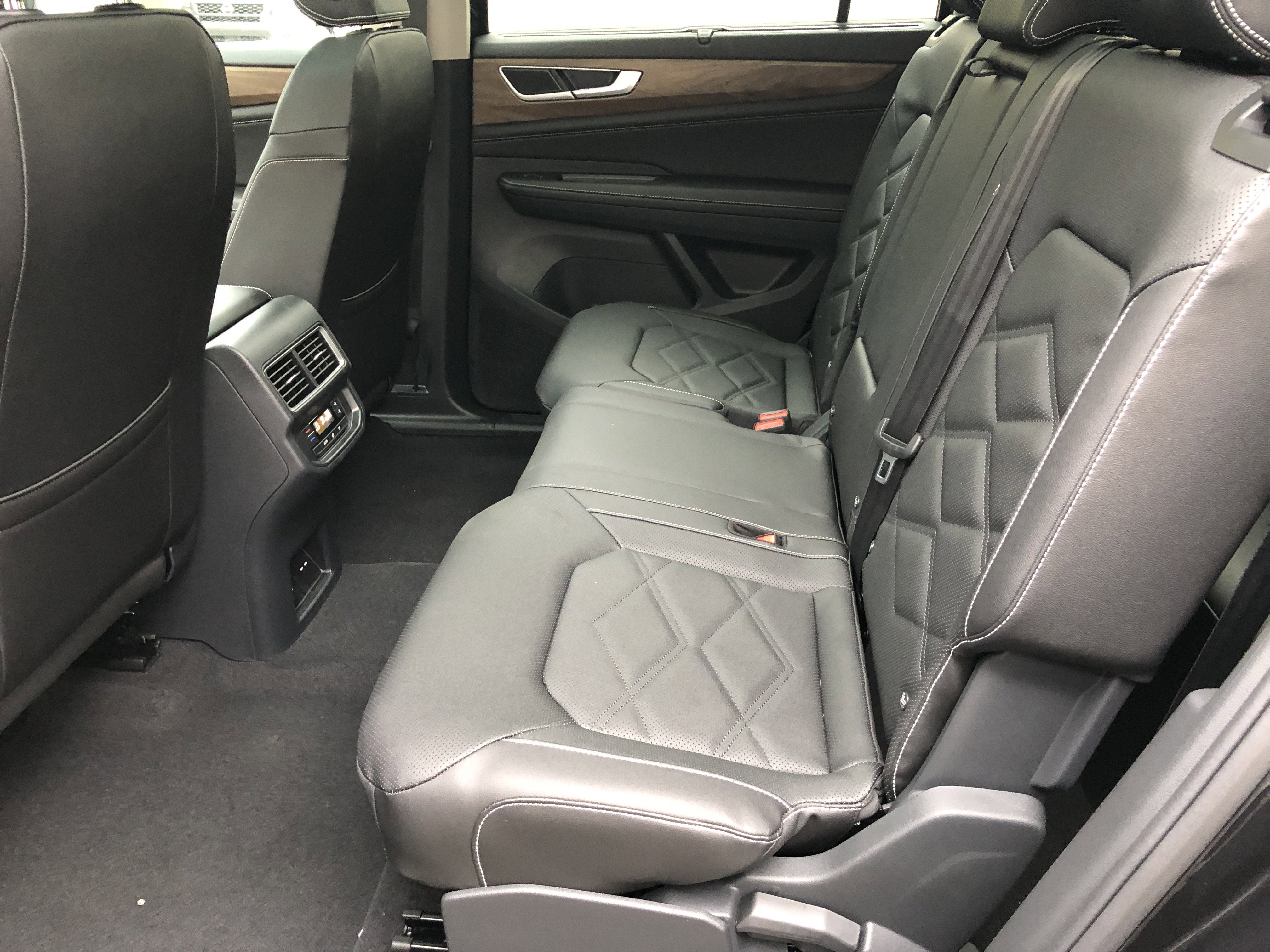2026 Volkswagen Atlas 2.0T SE w/Technology w/panoramic sunroof and black wheel package