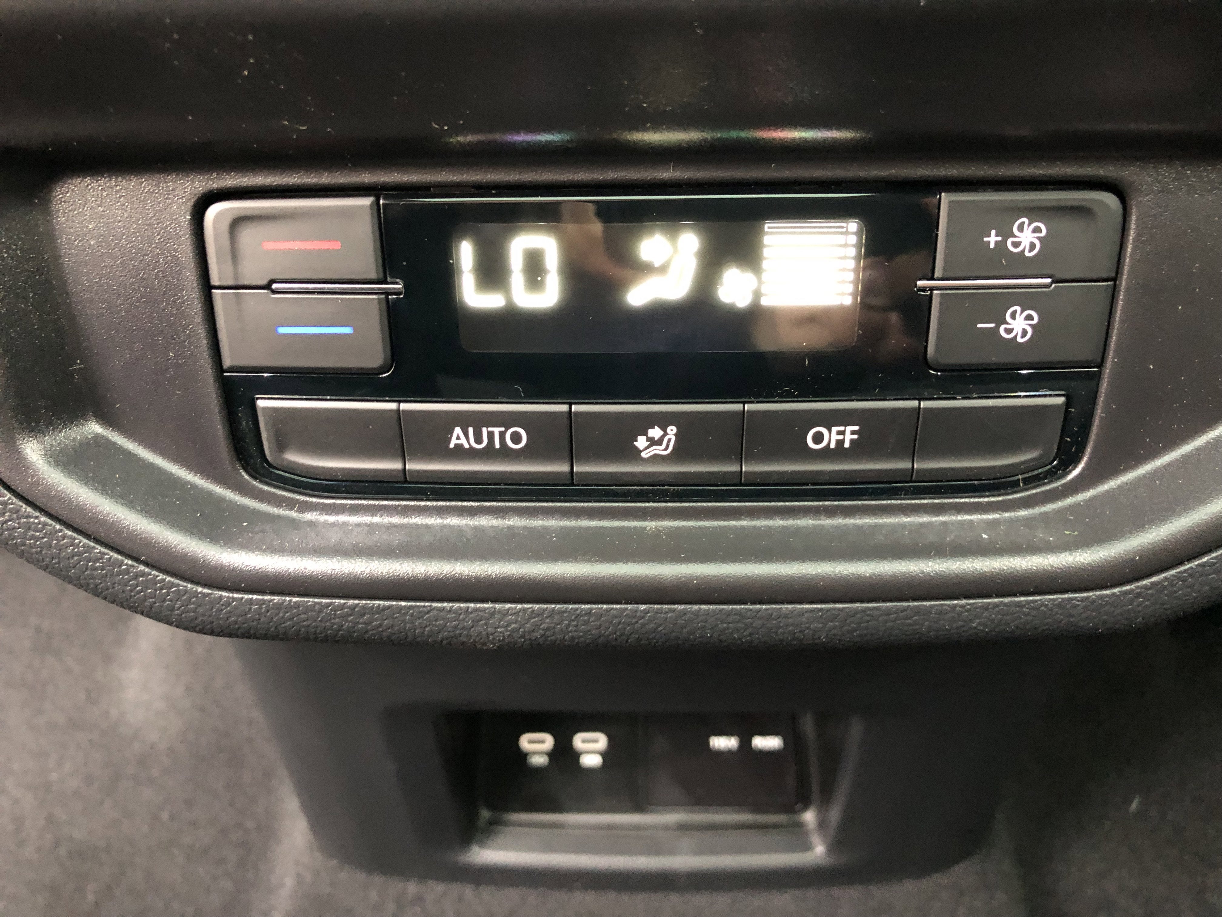 2026 Volkswagen Atlas 2.0T SE w/Technology w/panoramic sunroof and black wheel package