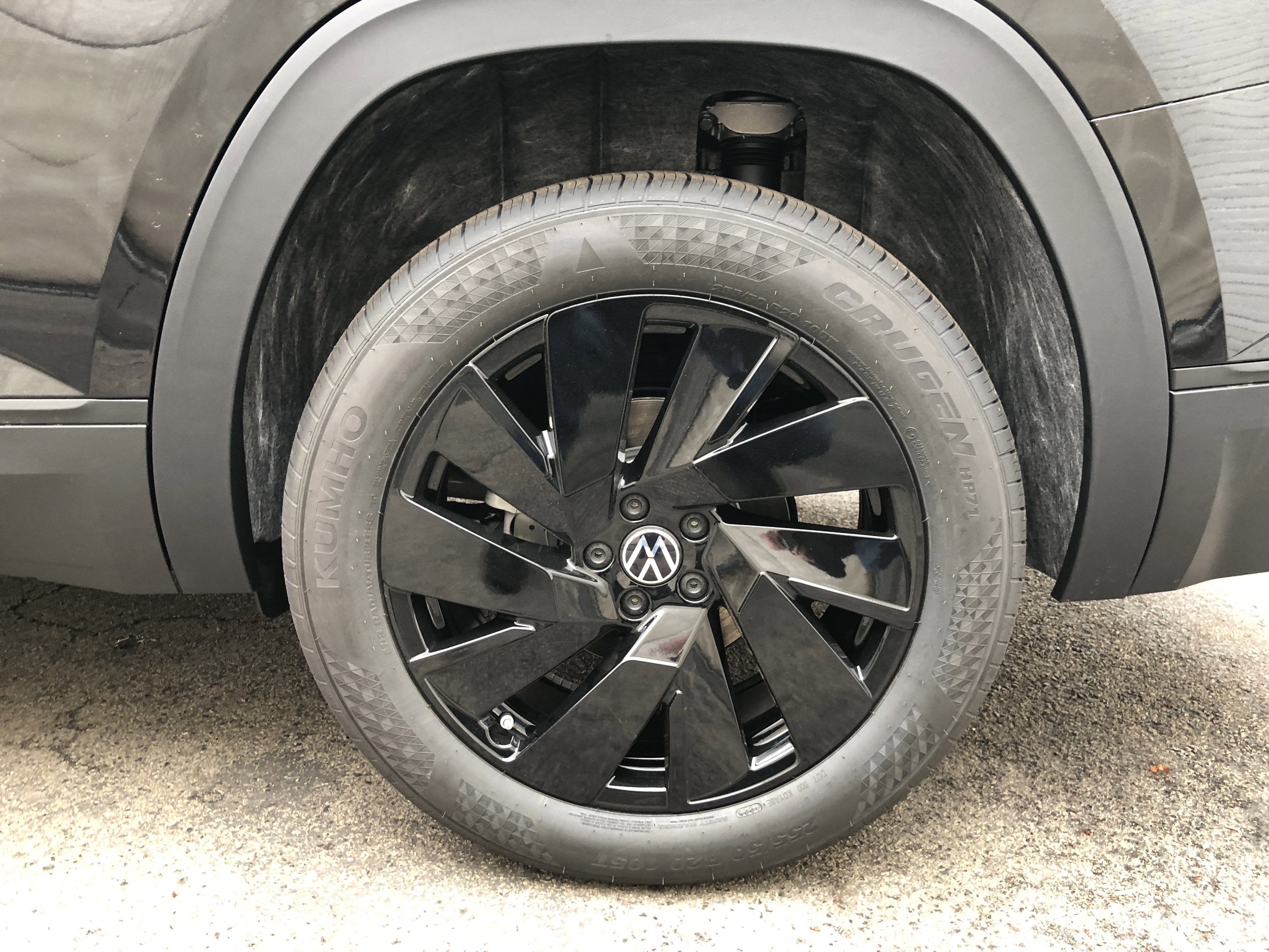 2026 Volkswagen Atlas 2.0T SE w/Technology w/panoramic sunroof and black wheel package