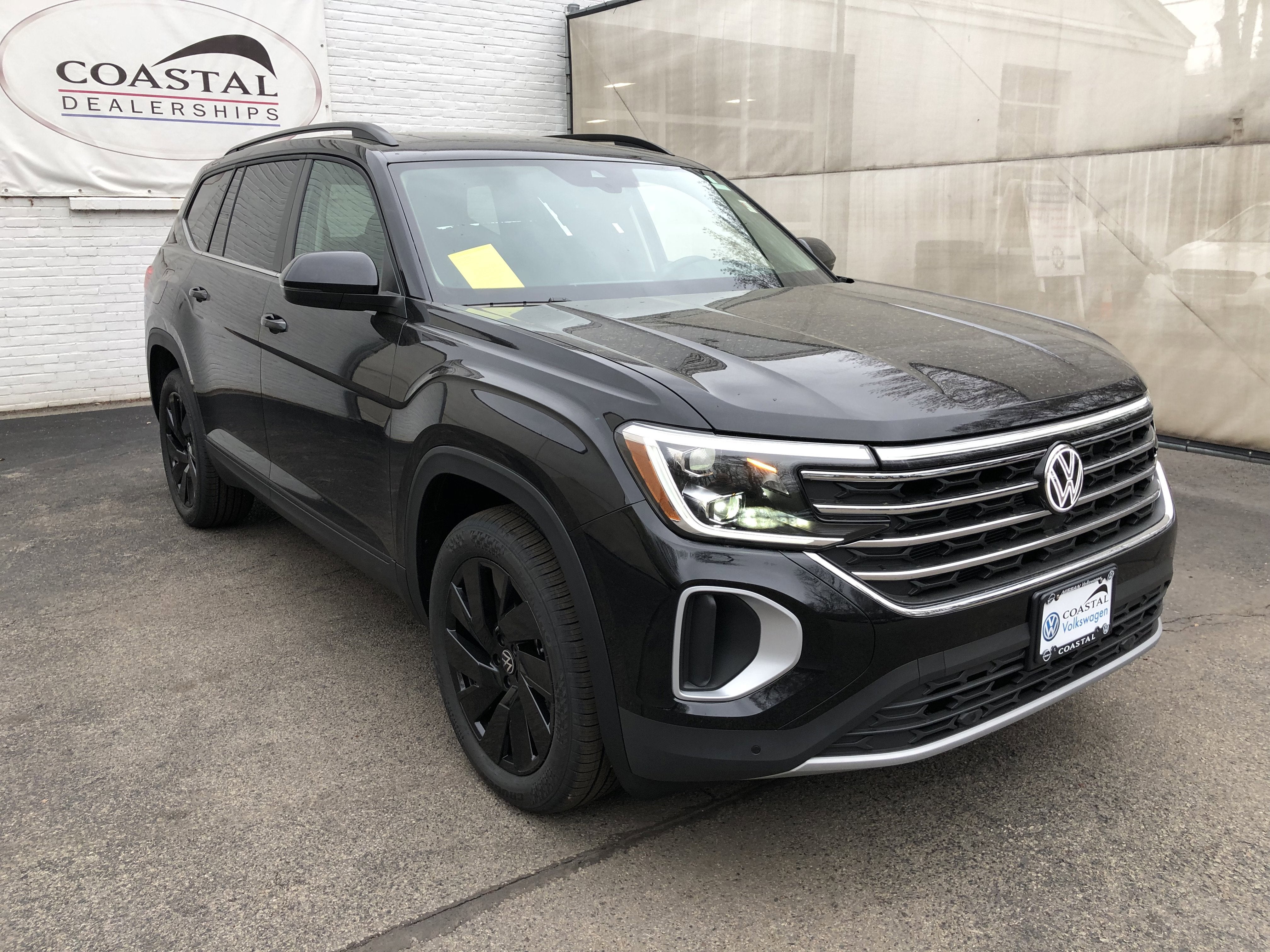 2026 Volkswagen Atlas 2.0T SE w/Technology w/panoramic sunroof and black wheel package