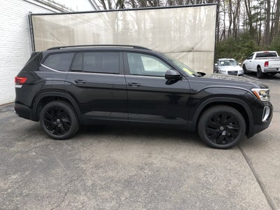 2026 Volkswagen Atlas 2.0T SE w/Technology w/panoramic sunroof and black wheel package