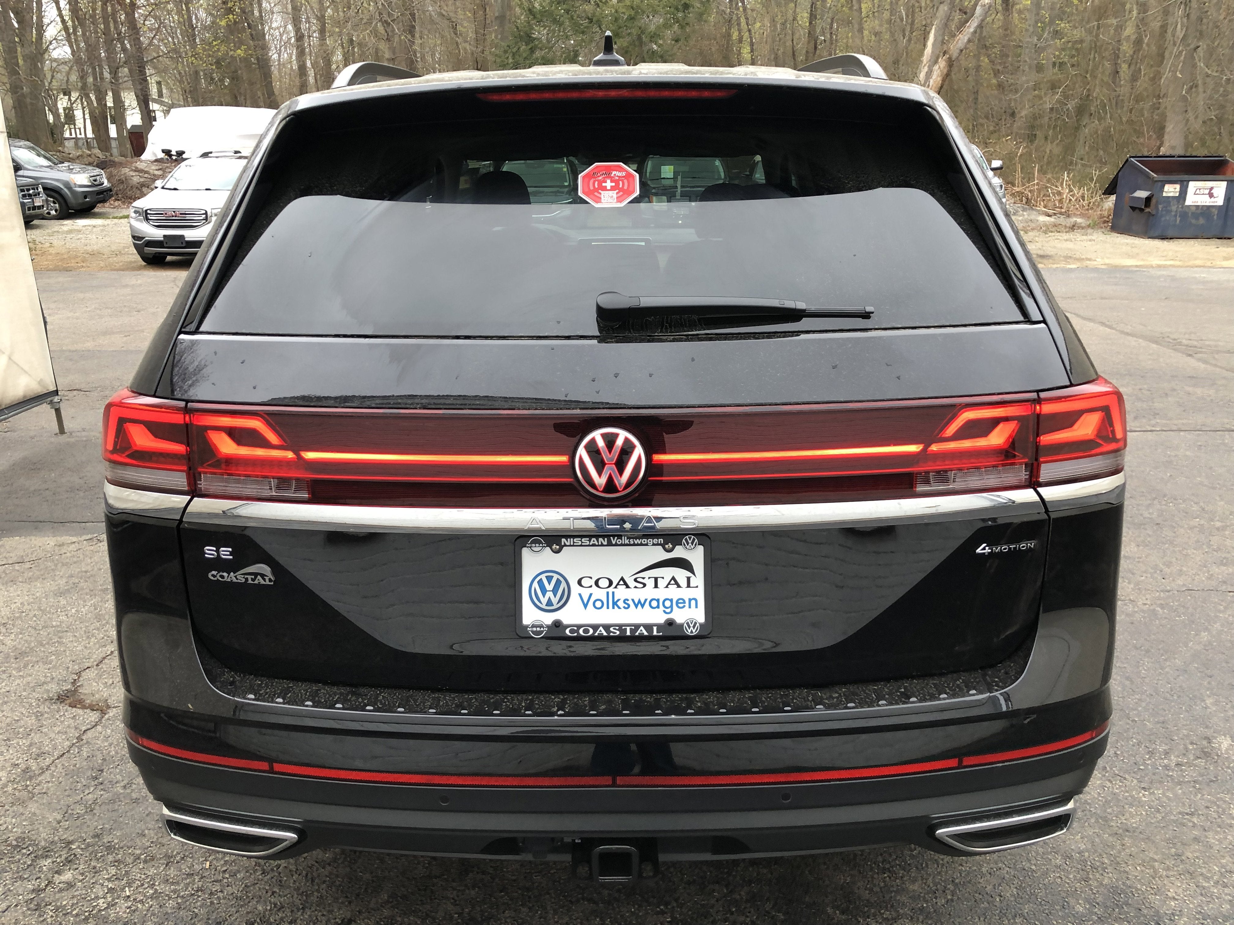 2026 Volkswagen Atlas 2.0T SE w/Technology w/panoramic sunroof and black wheel package