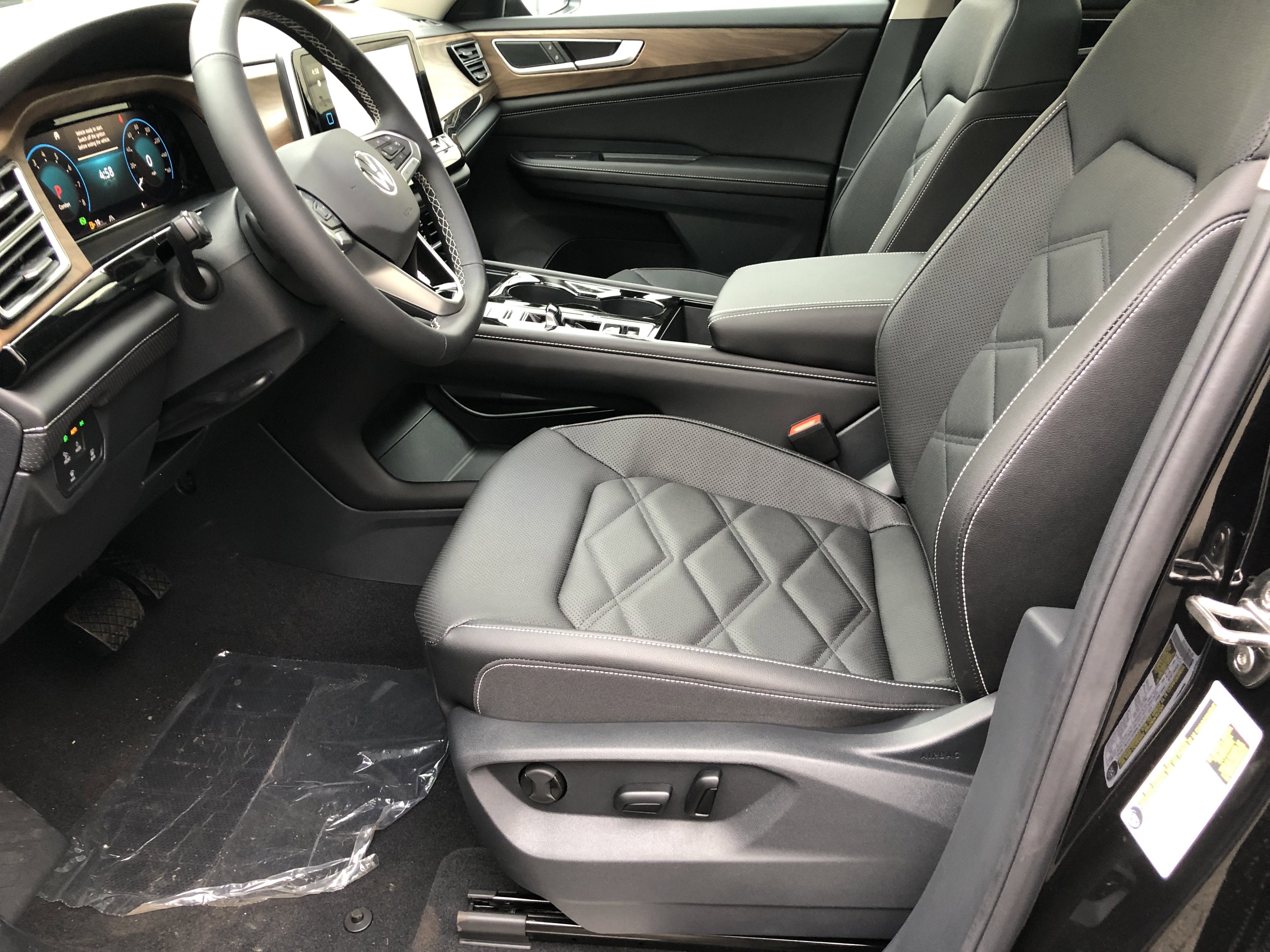 2026 Volkswagen Atlas 2.0T SE w/Technology w/panoramic sunroof and black wheel package