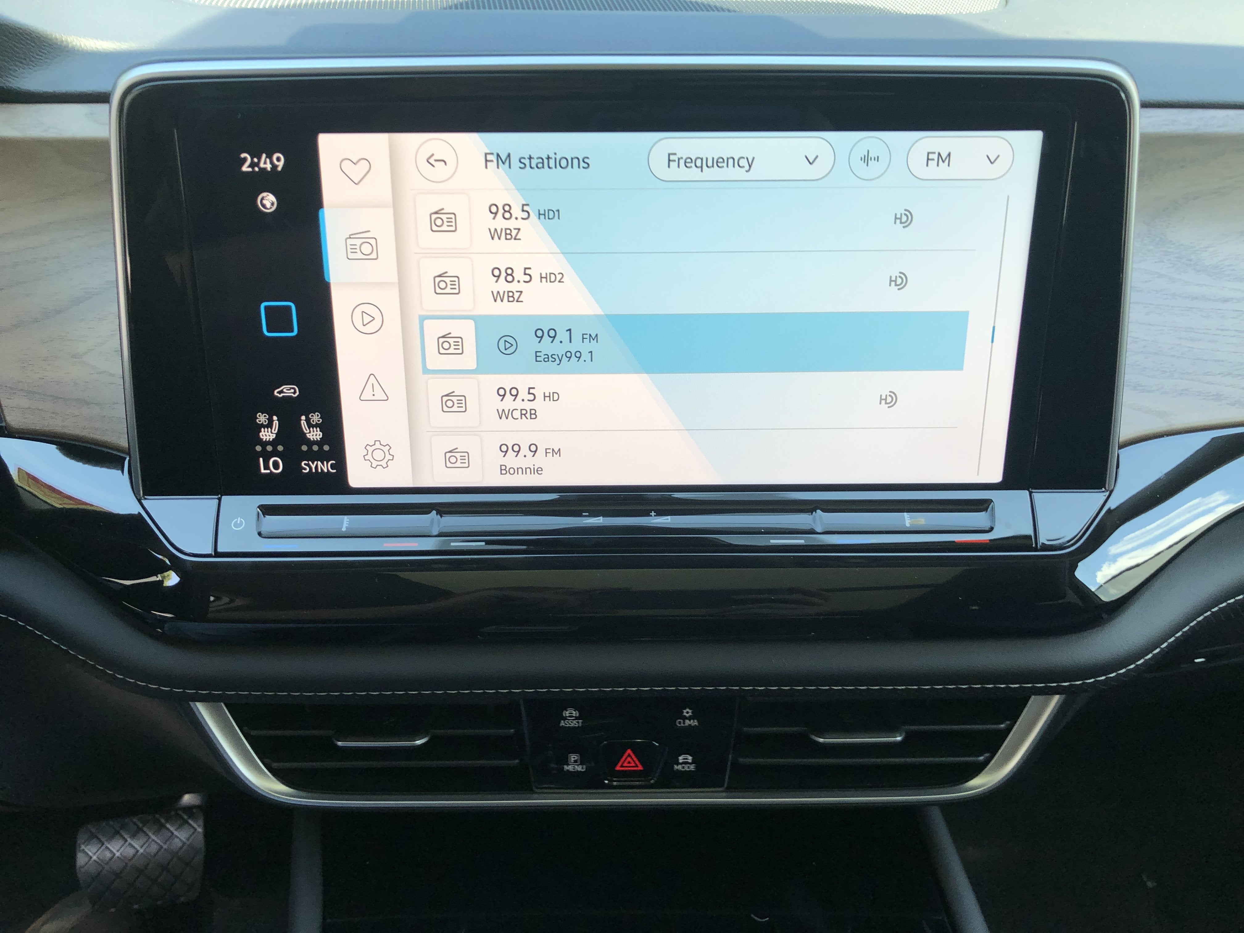 2026 Volkswagen Atlas 2.0T SE w/Technology w/captains chairs, panoramic sunroof and black wheel package