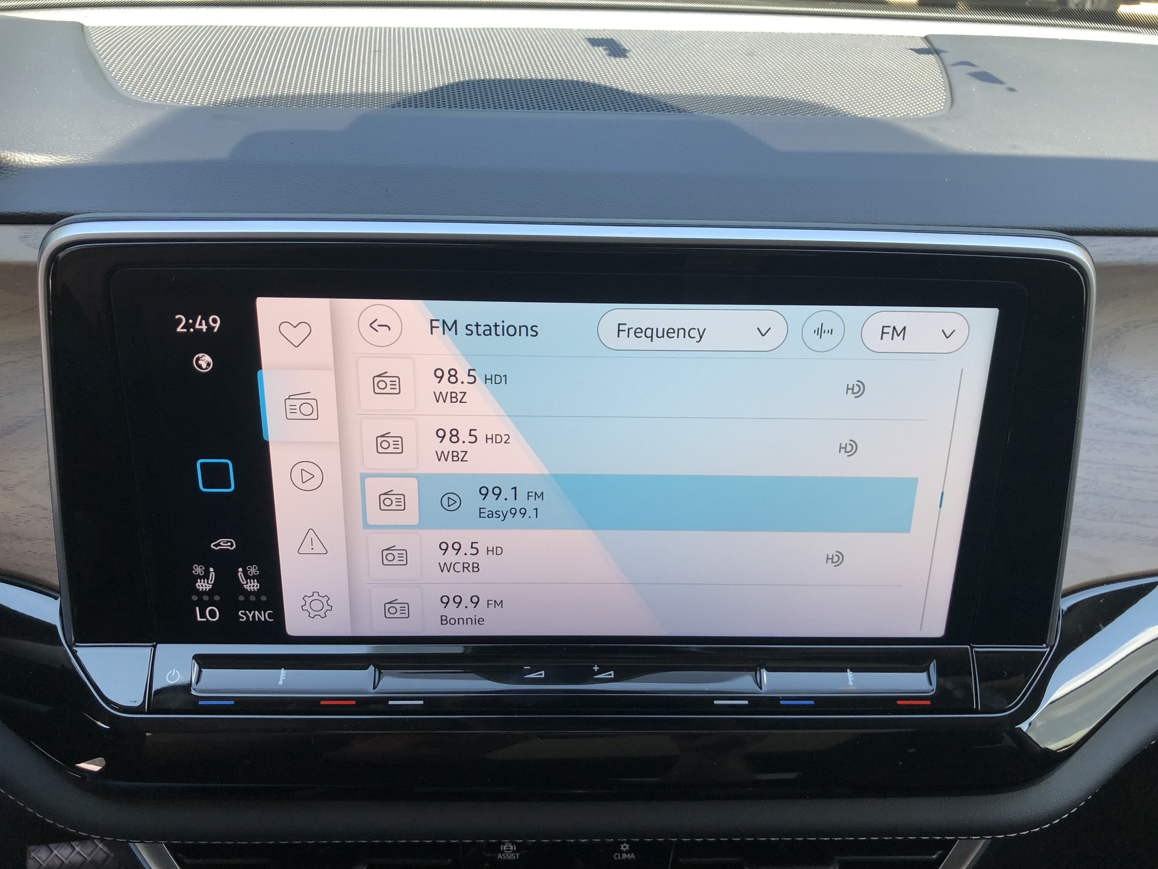 2026 Volkswagen Atlas 2.0T SE w/Technology w/captains chairs, panoramic sunroof and black wheel package