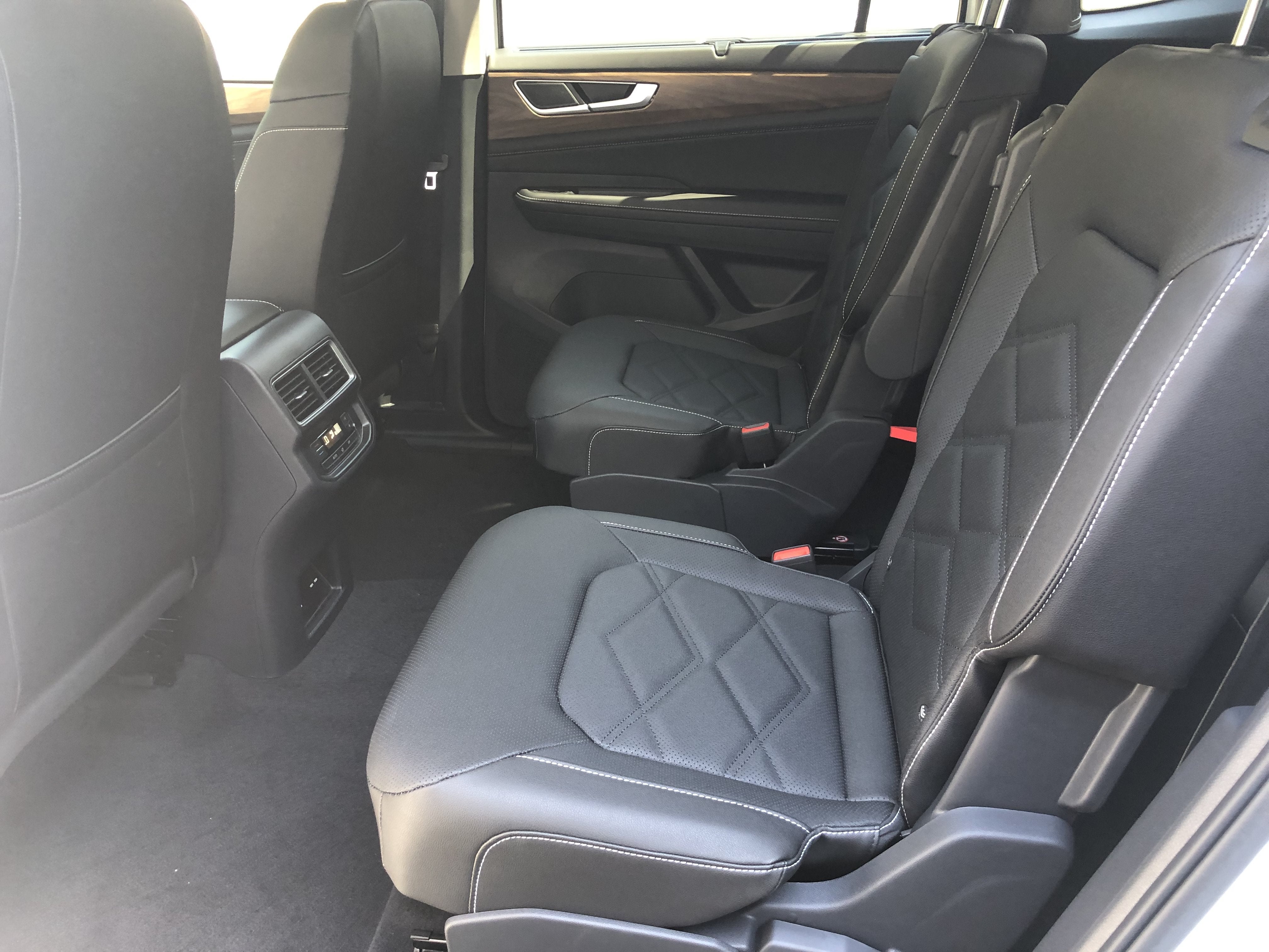2026 Volkswagen Atlas 2.0T SE w/Technology w/captains chairs, panoramic sunroof and black wheel package