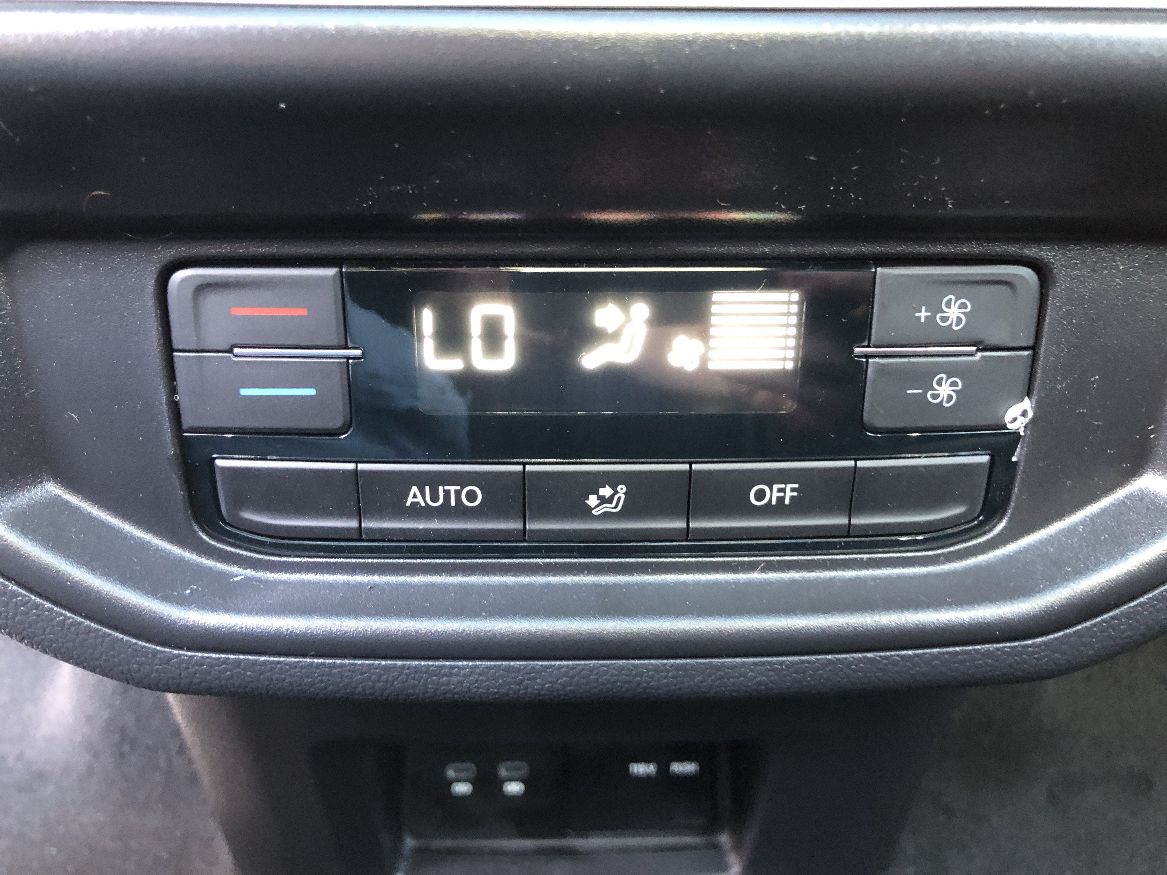 2026 Volkswagen Atlas 2.0T SE w/Technology w/captains chairs, panoramic sunroof and black wheel package