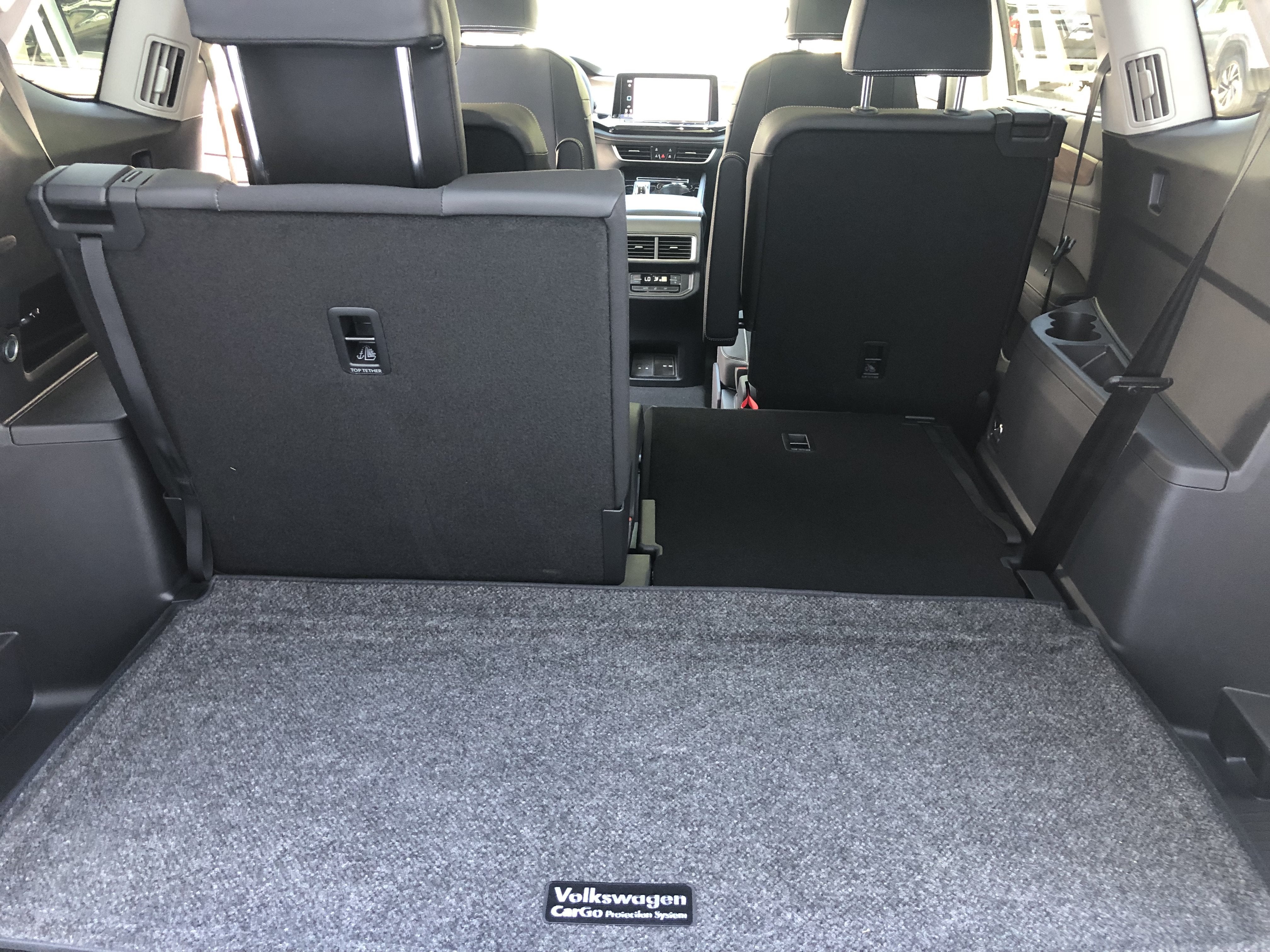 2026 Volkswagen Atlas 2.0T SE w/Technology w/captains chairs, panoramic sunroof and black wheel package