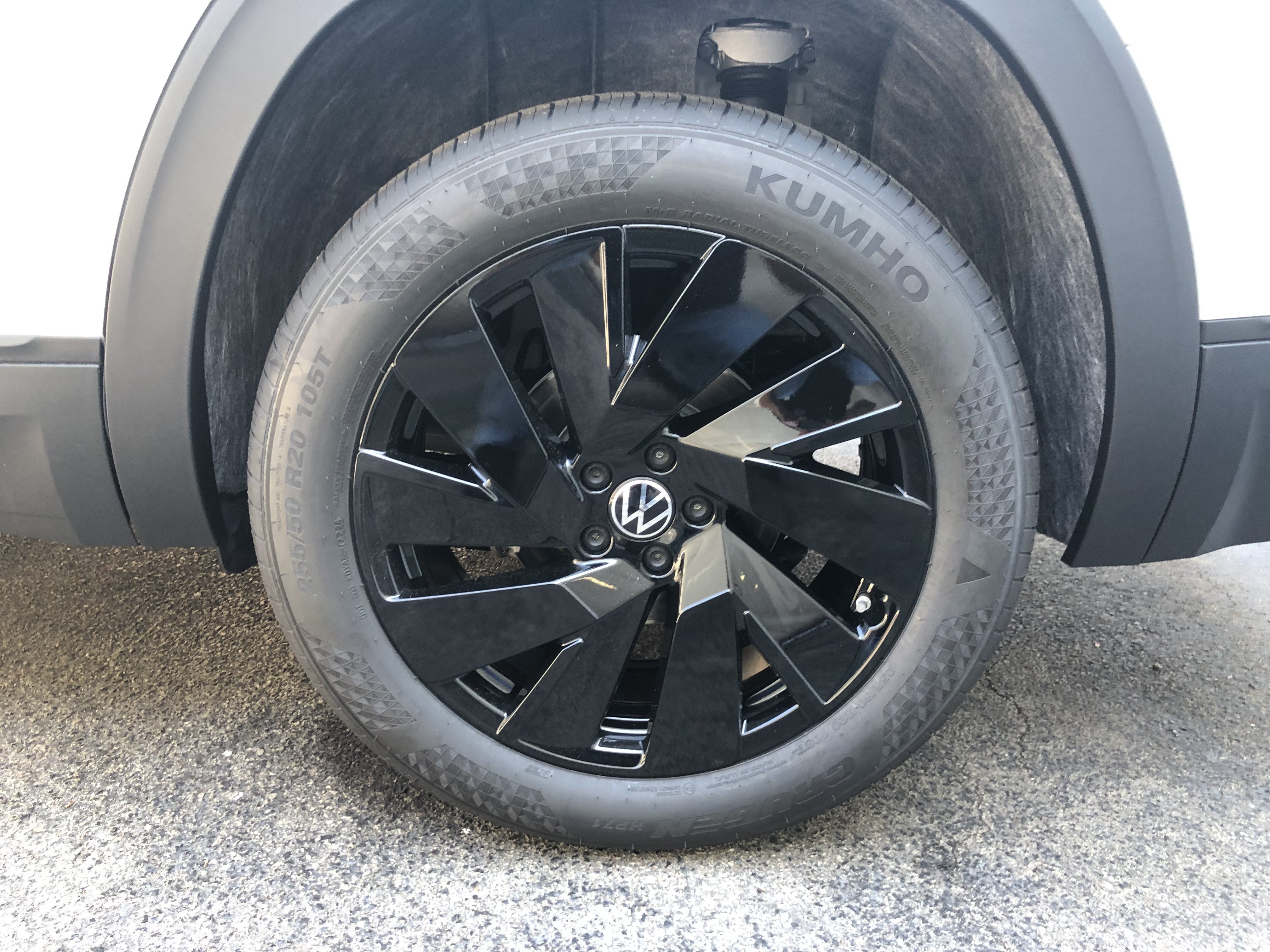2026 Volkswagen Atlas 2.0T SE w/Technology w/captains chairs, panoramic sunroof and black wheel package