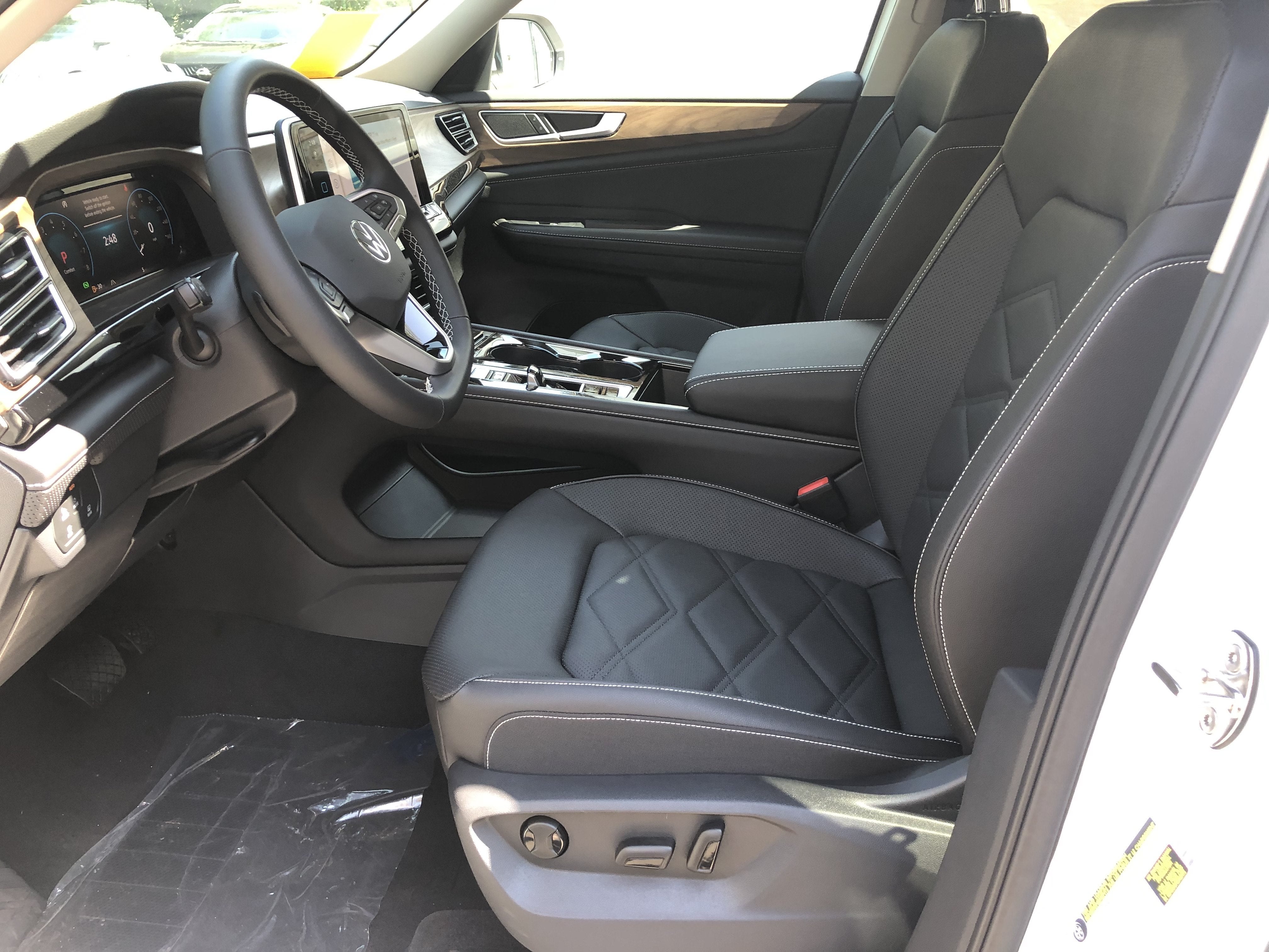 2026 Volkswagen Atlas 2.0T SE w/Technology w/captains chairs, panoramic sunroof and black wheel package