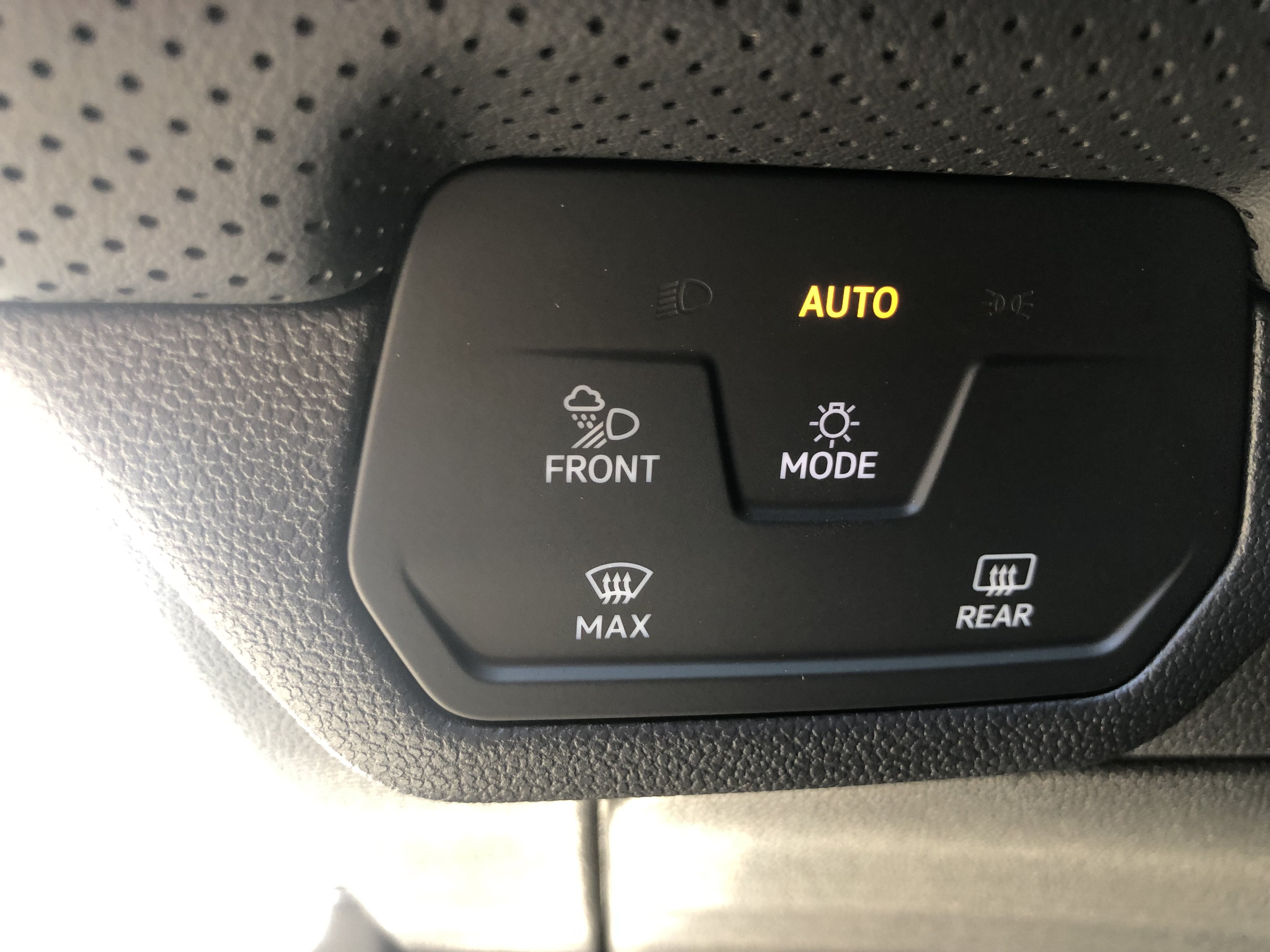 2026 Volkswagen Atlas 2.0T SE w/Technology w/captains chairs, panoramic sunroof and black wheel package
