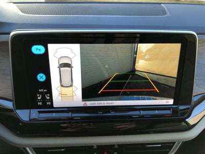 2026 Volkswagen Atlas 2.0T SE w/Technology w/panoramic sunroof and black wheel package