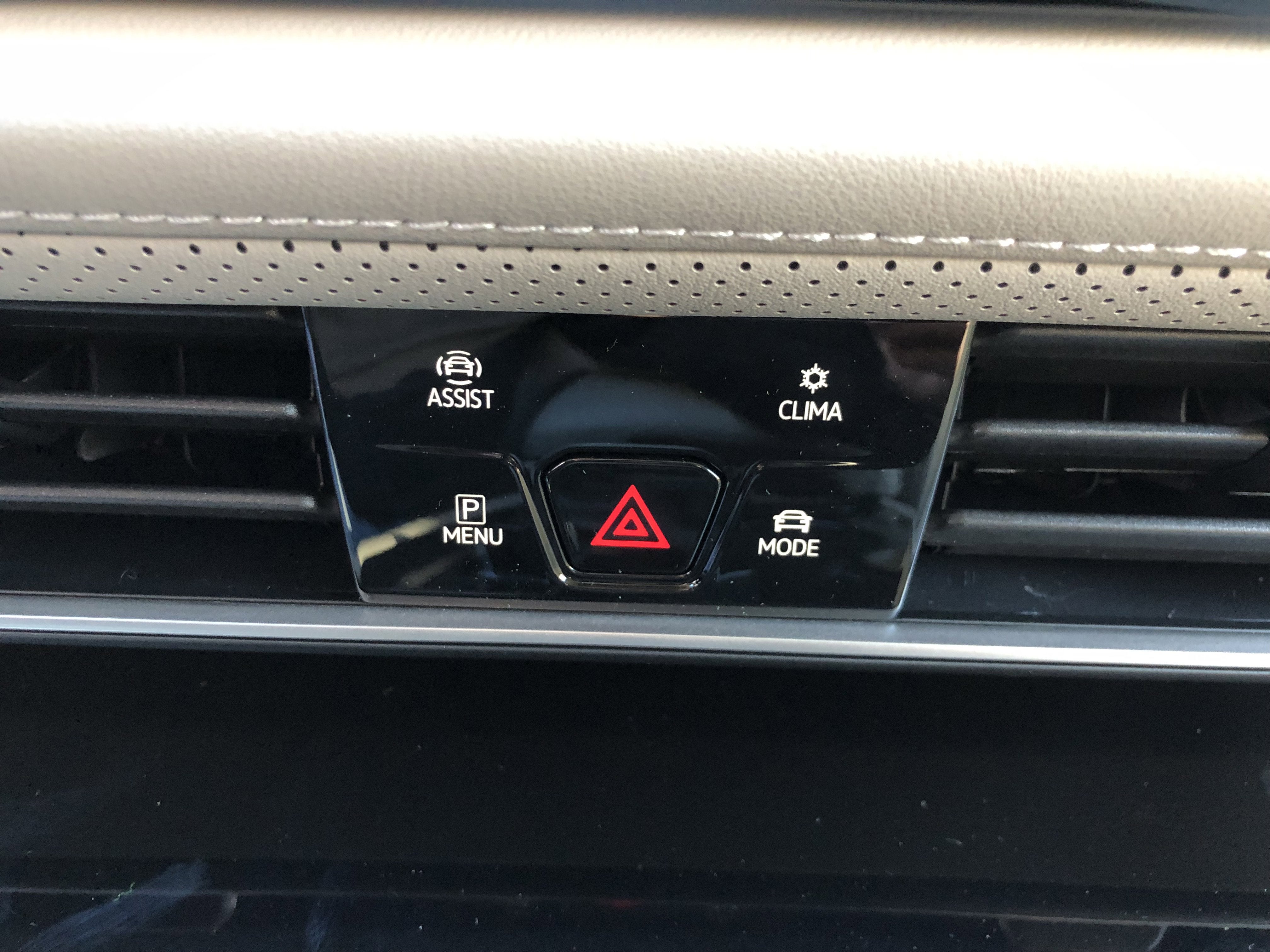 2026 Volkswagen Atlas 2.0T SE w/Technology w/panoramic sunroof and black wheel package