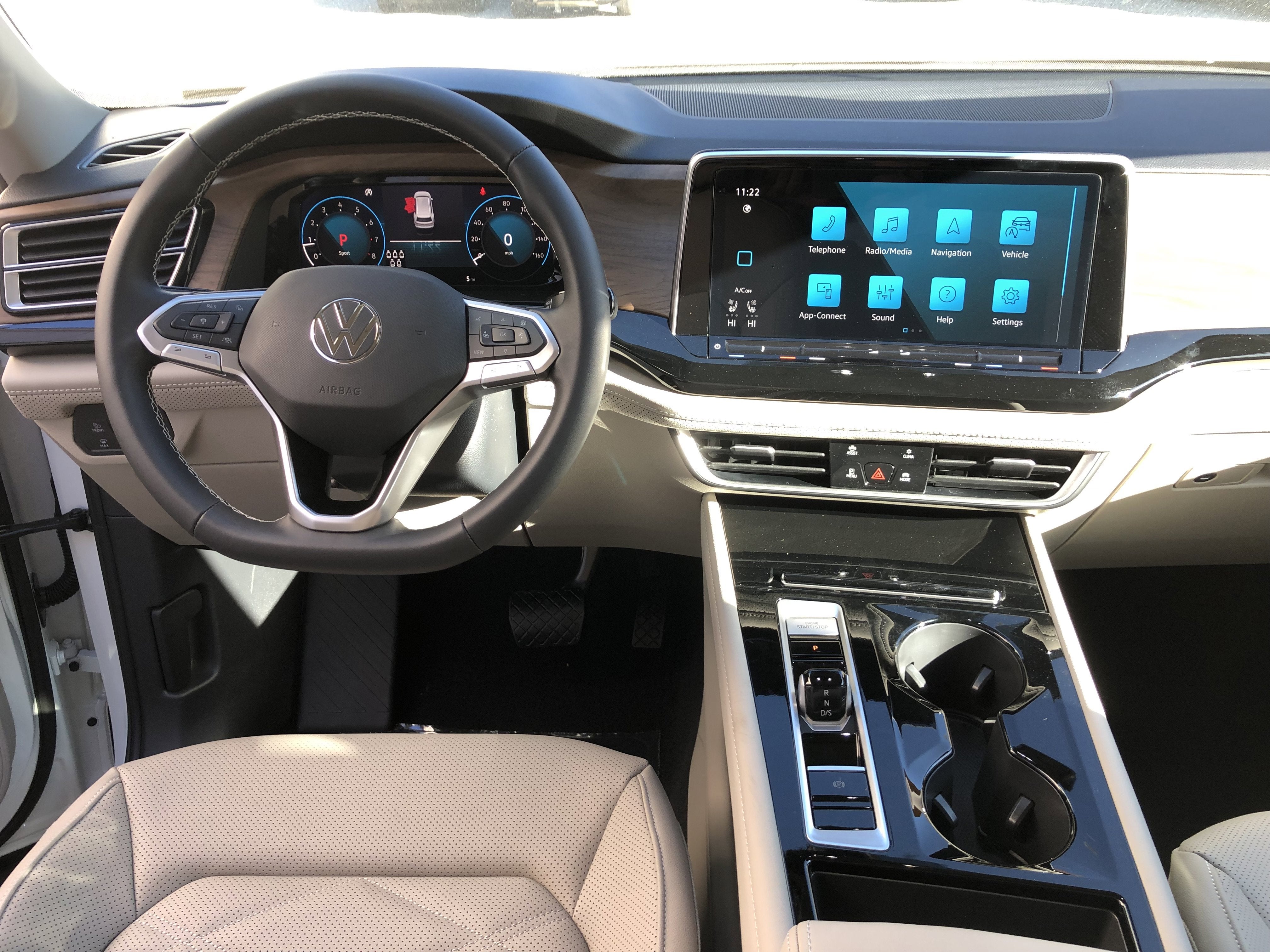 2026 Volkswagen Atlas 2.0T SE w/Technology w/panoramic sunroof and black wheel package