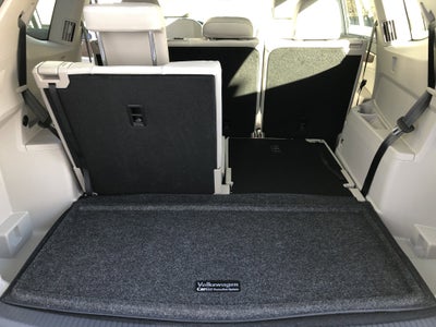 2026 Volkswagen Atlas 2.0T SE w/Technology w/panoramic sunroof and black wheel package