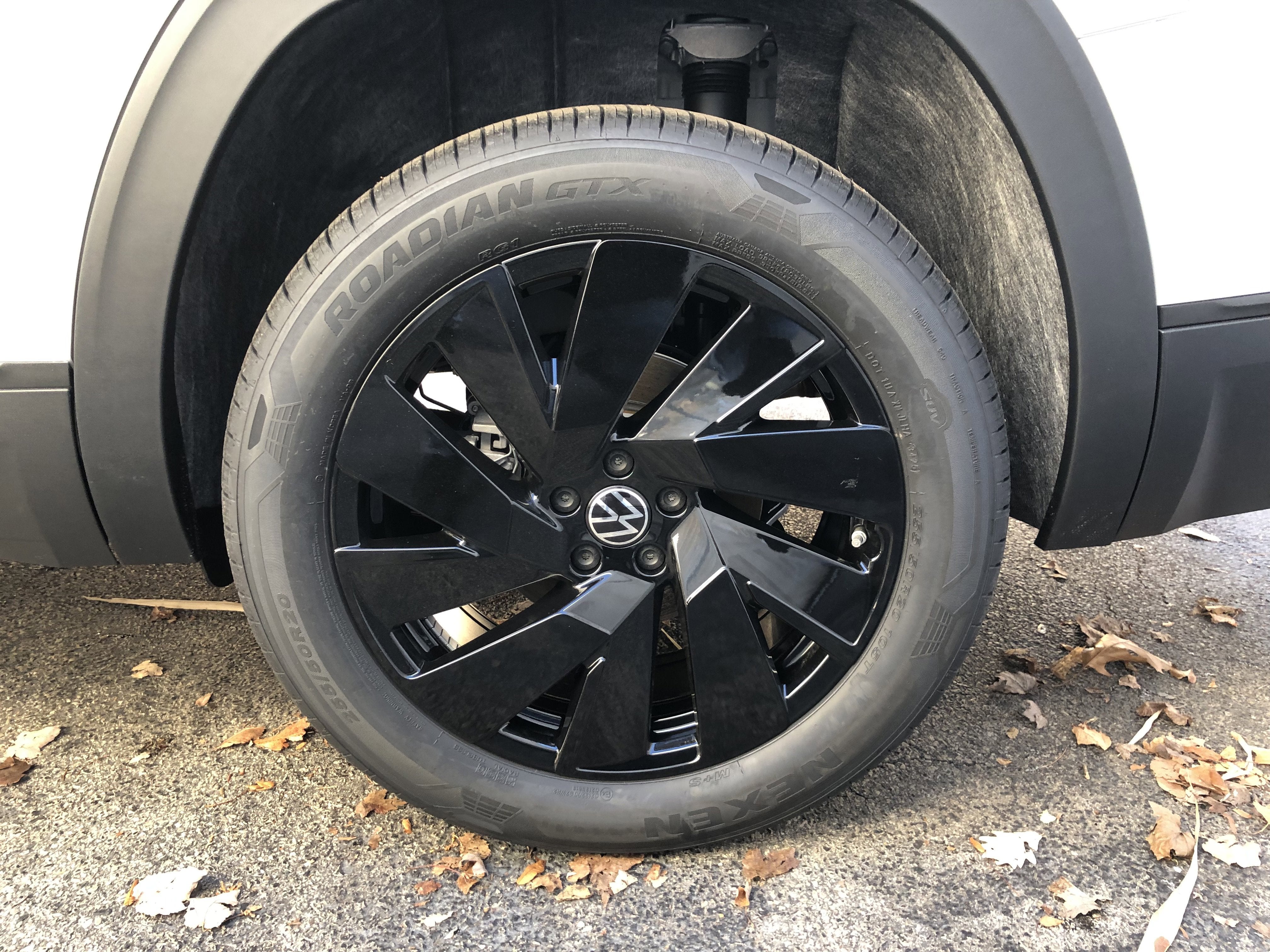 2026 Volkswagen Atlas 2.0T SE w/Technology w/panoramic sunroof and black wheel package